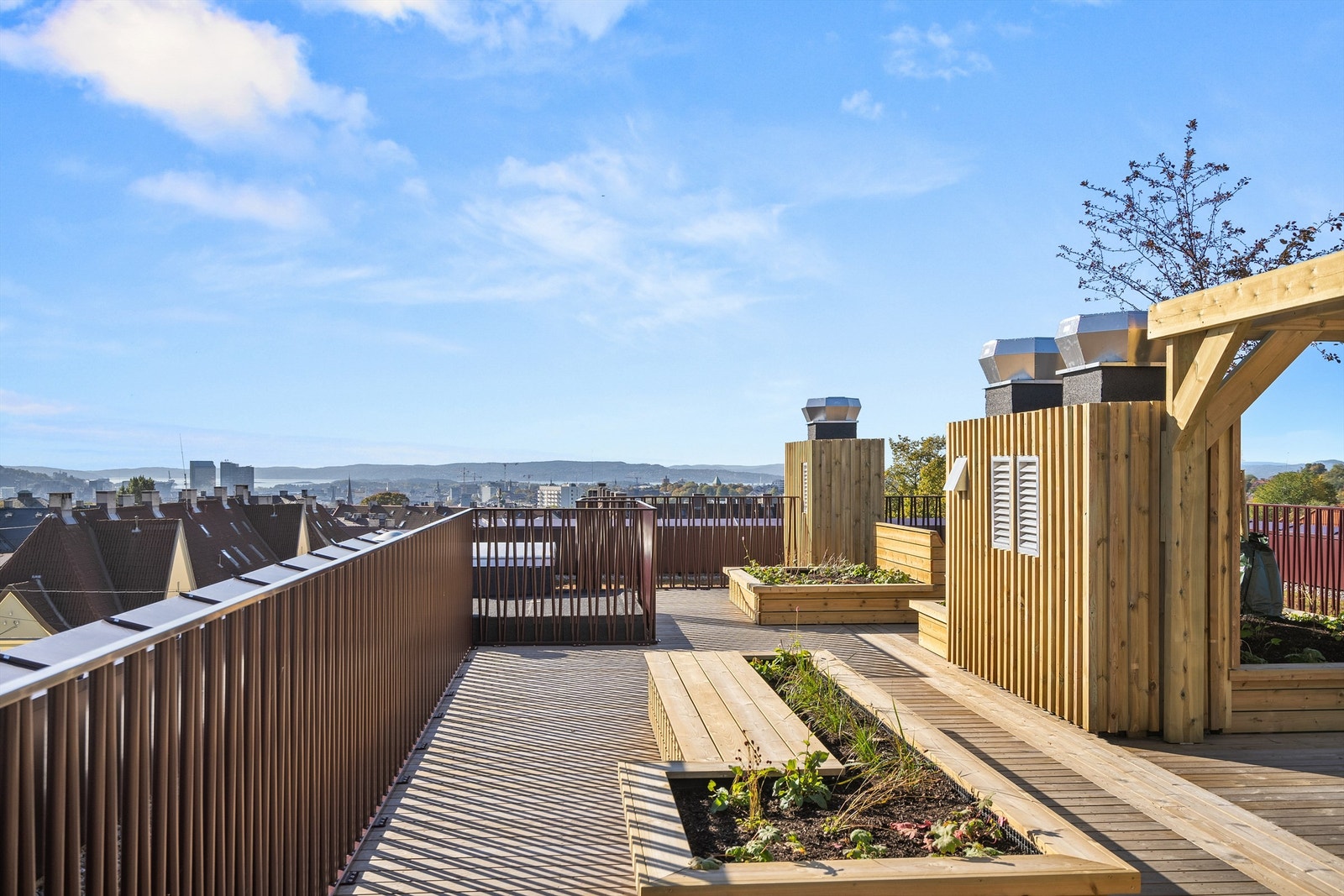 Borettslaget har en flott felles takterrasse med utsikt over oslo og sol hele dagen. Galleribilde