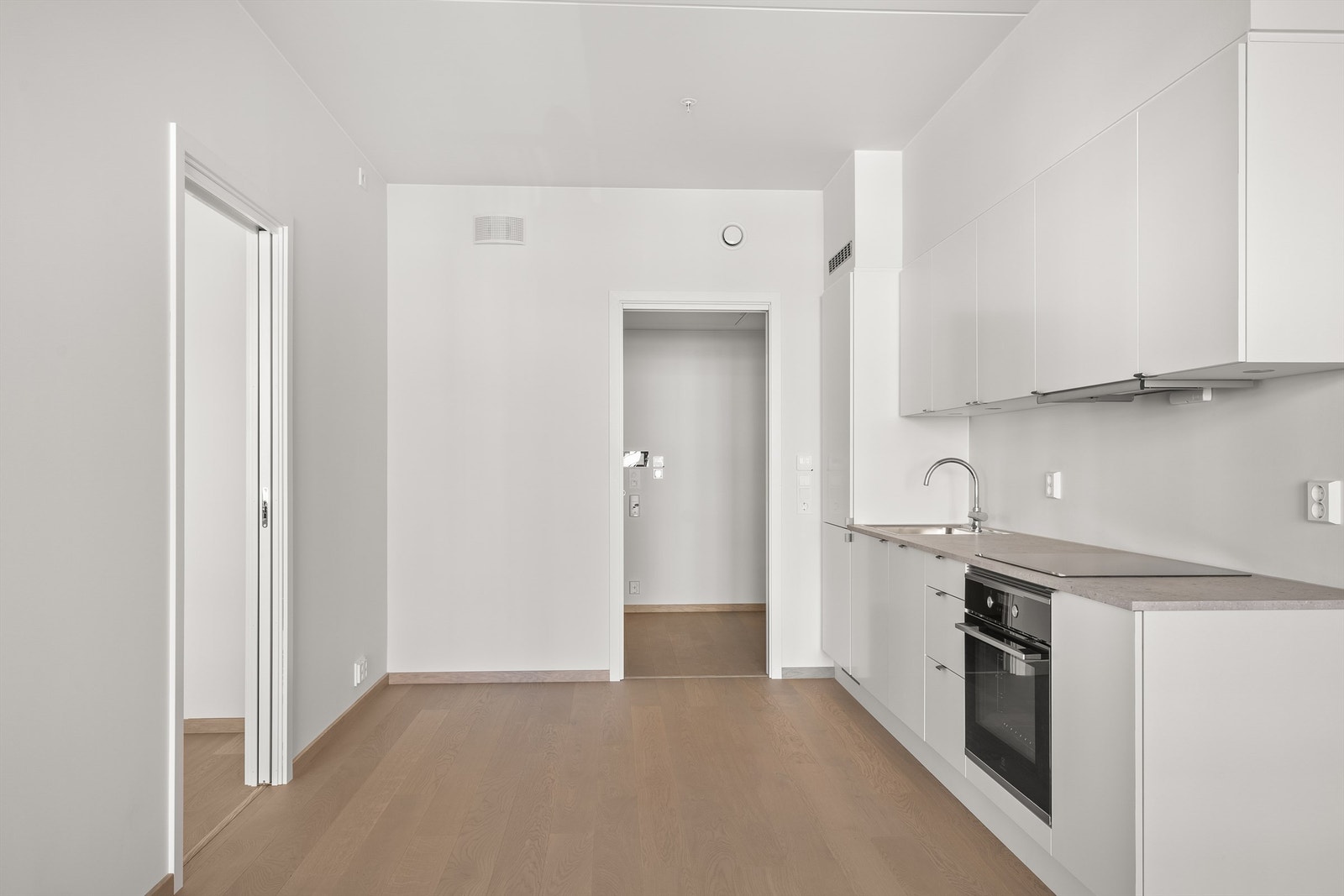 Tidløst og moderne kjøkken fra Sigdal med glatte fronter i hvit utførelse. Galleribilde