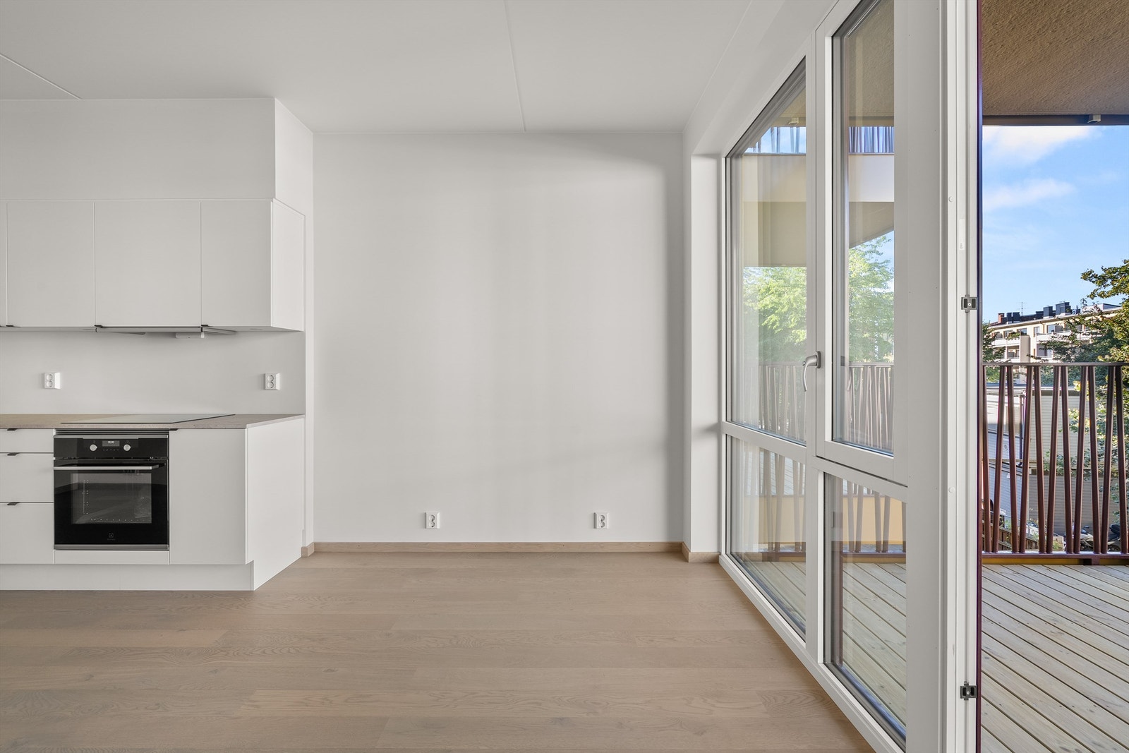 Fra stuen har man direkte adkomst til leilighetens balkong på ca. 7 kvm. Galleribilde