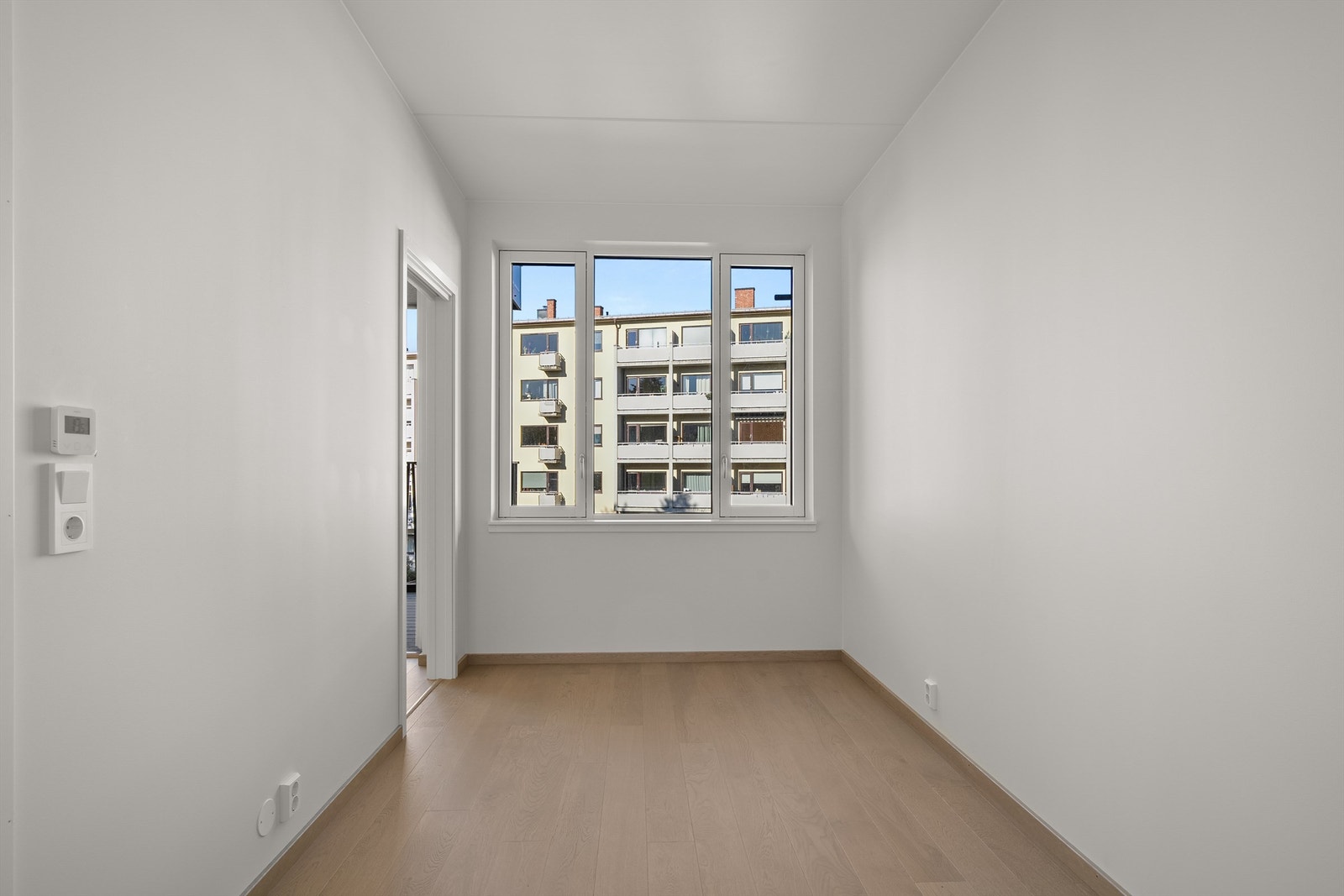 Soverom vender ut mot "bakgård". Galleribilde