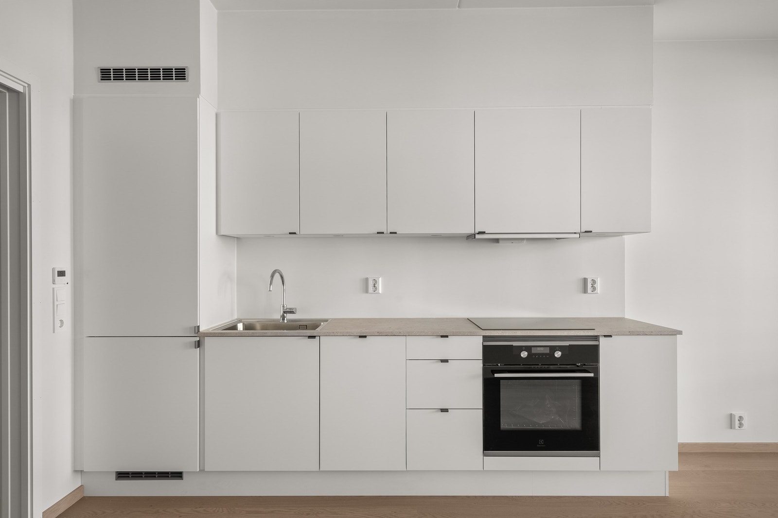 Integrerte hvitevarer som; platetopp, stekeovn, oppvaskmaskin og kombinert kjøl-/fryseskap. Galleribilde