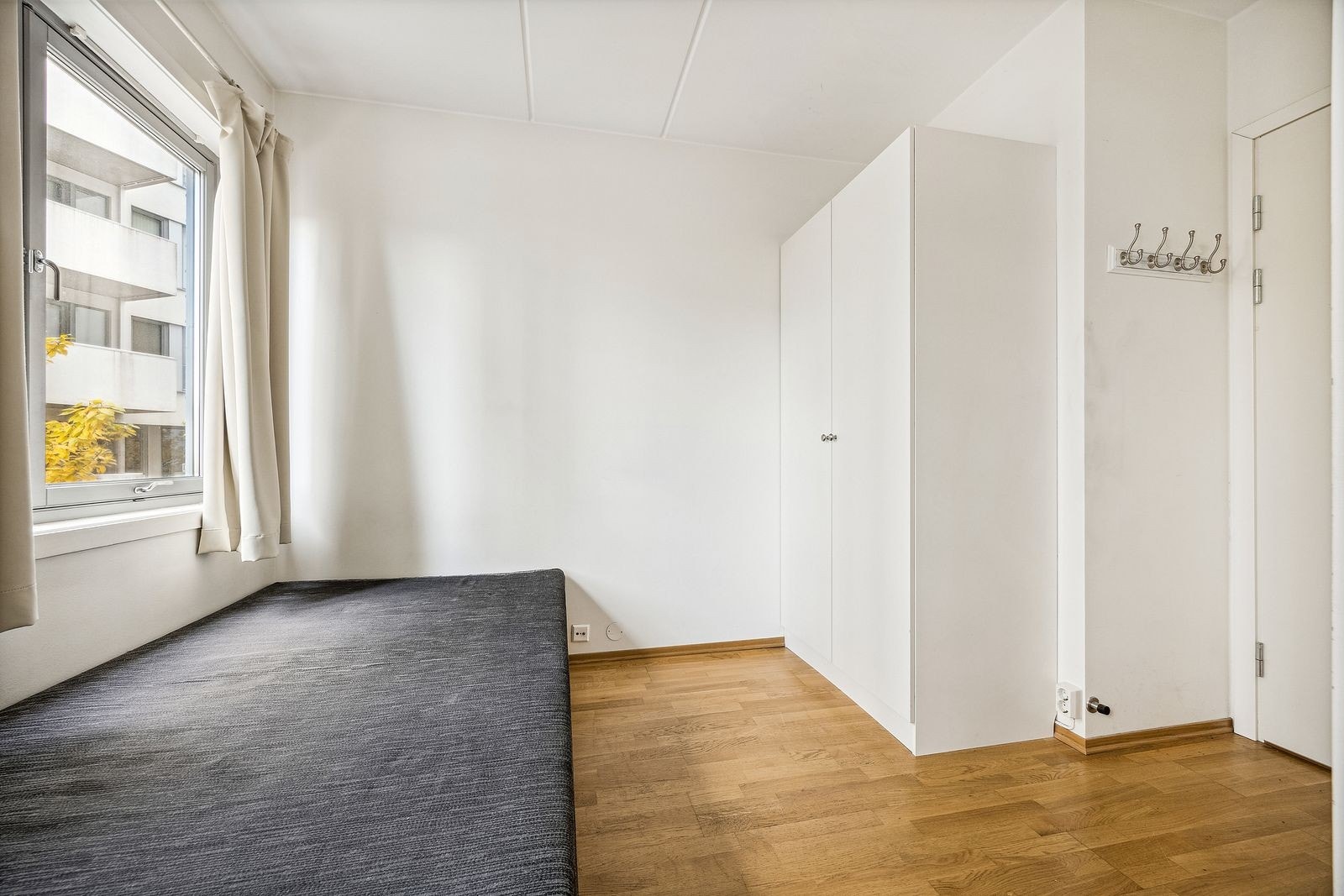 Leiligheten er delvis møblert med garderobeskap, seng, kontorpult og stol. Galleribilde