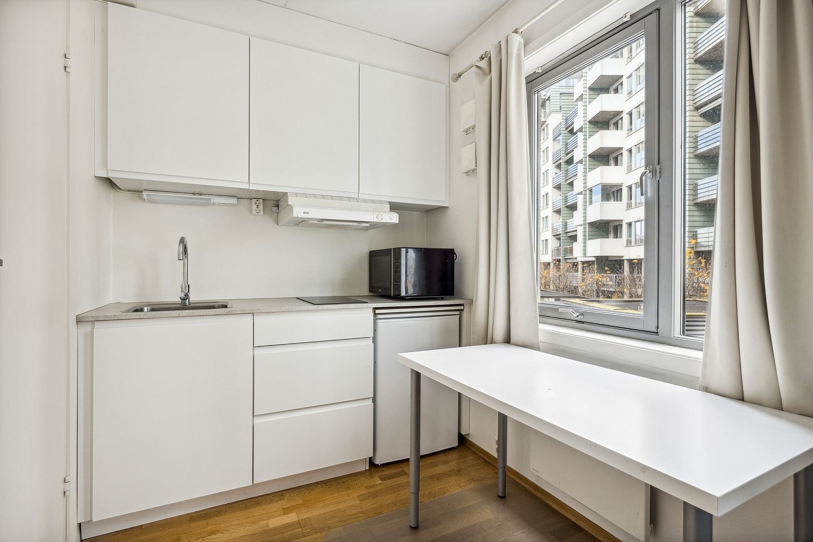 Frittstående hvitevarer som kjøleskap, vaskemaskin og mikrobølgeovn er inkl. Integrert steketopp. Galleribilde