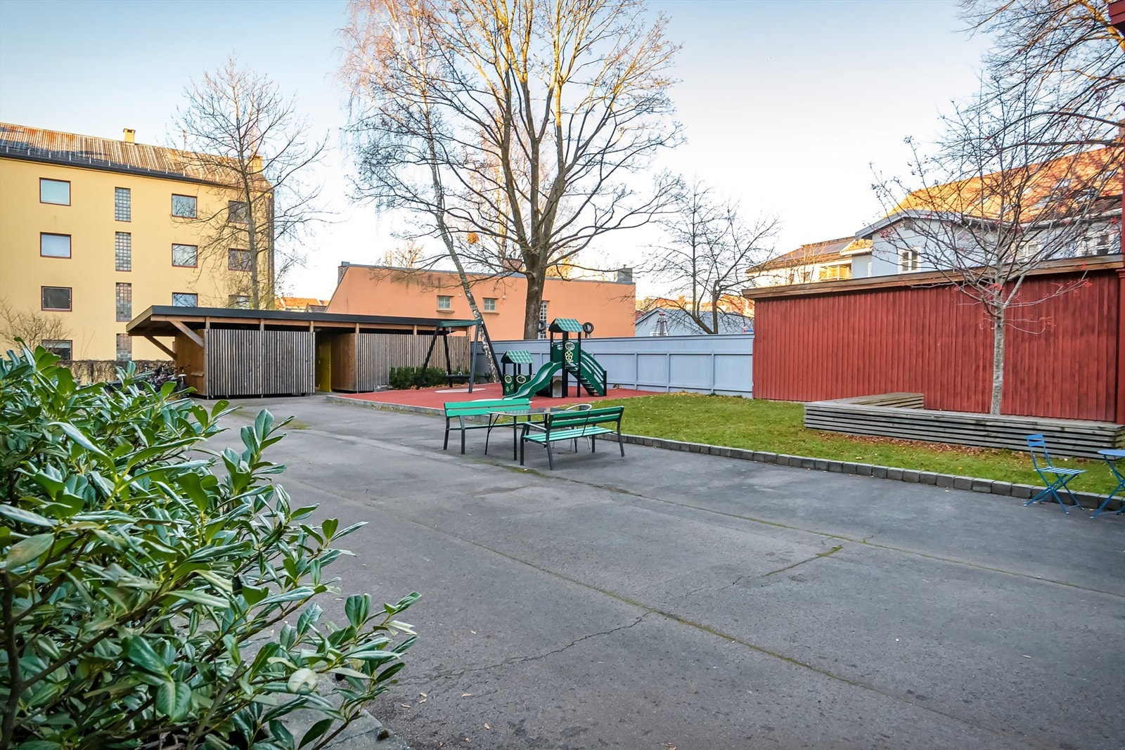 Felles bakgård med sosiale soner - Sykkelparkering både ute og inne Galleribilde