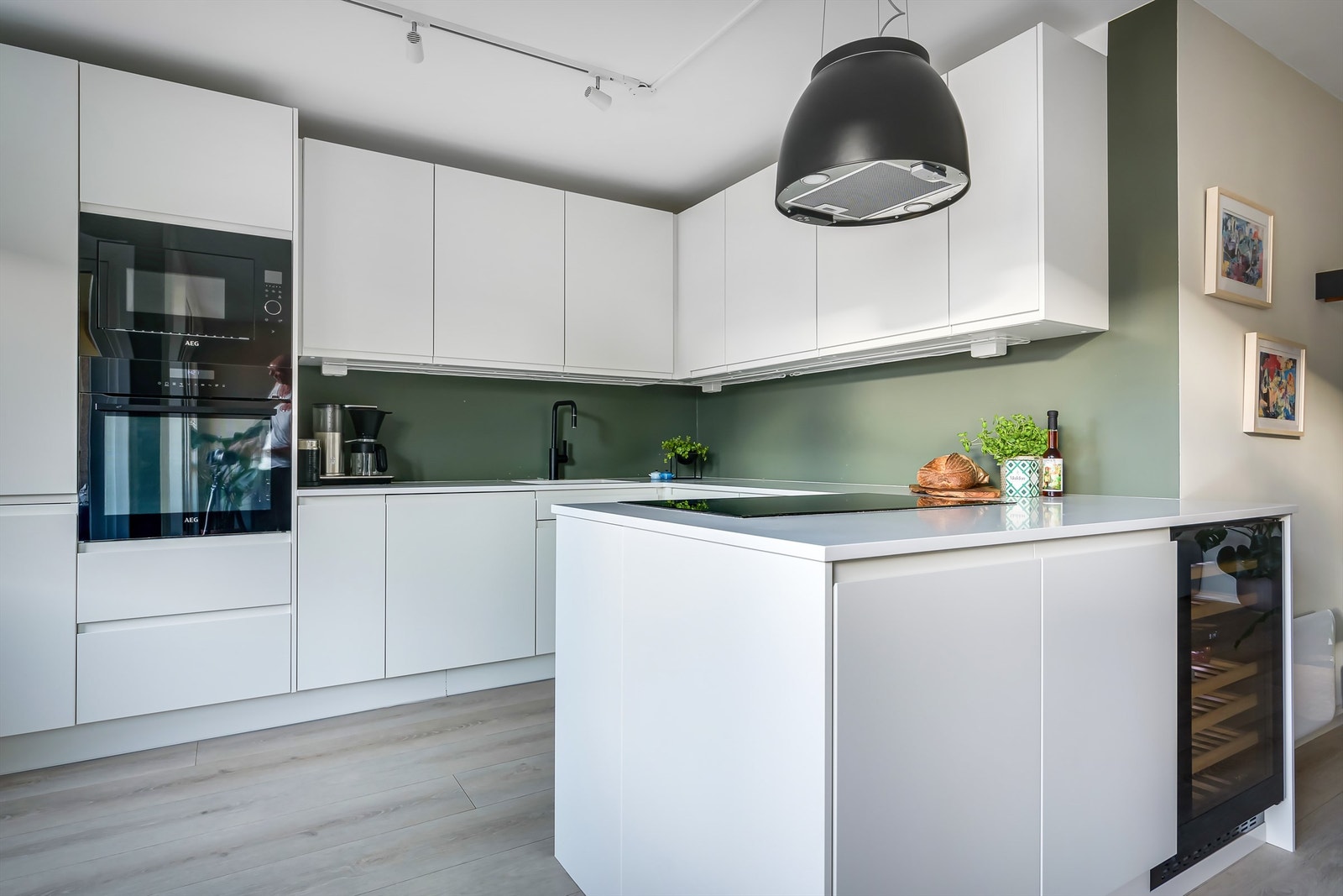 Innredningen består av hvite glatte, folierte fronter, lys under overskap, benkeplate i steinkompositt med underlimt kum i kompositt/plast. Galleribilde