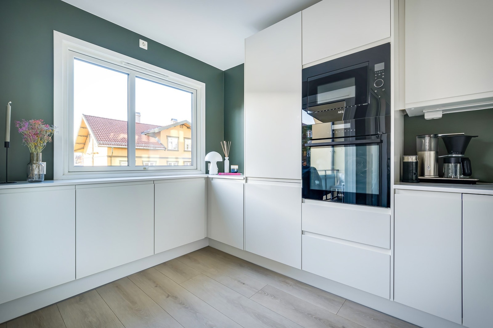 Kjøkkenet har rikelig med skuff- og skapplass, samt gode arbeidsflater Galleribilde