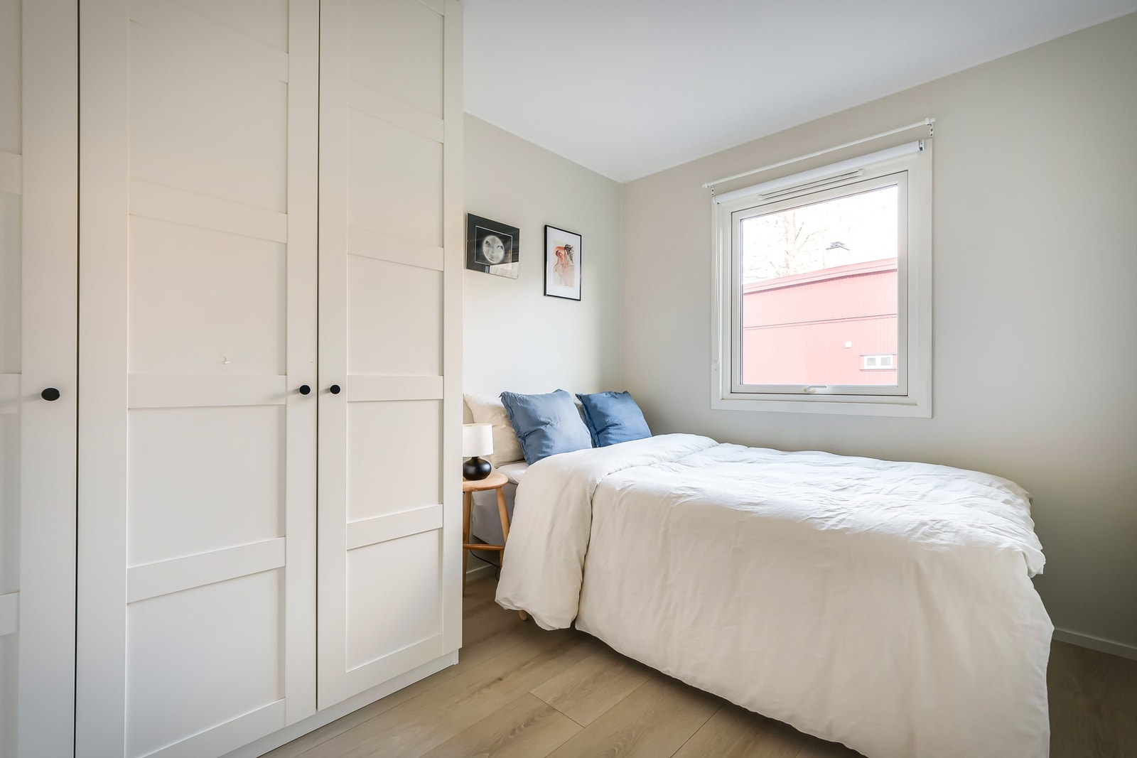 Soverom nr. 2 er også av god størrelse, og er utstyrt med stor garderobe og plass til dobbelt seng. Kan benyttes som barnerom, gjesterom eller kontor Galleribilde