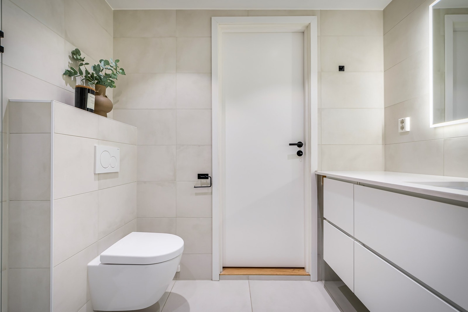 Lekkert og moderne bad med vegghengt toalett Galleribilde