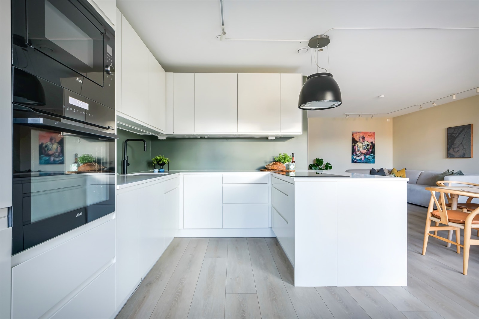 Kjøkkenet har integrert stekeovn, mikrobølgeovn og induksjonsplatetopp ( (induksjon-90 cm bredde) Galleribilde