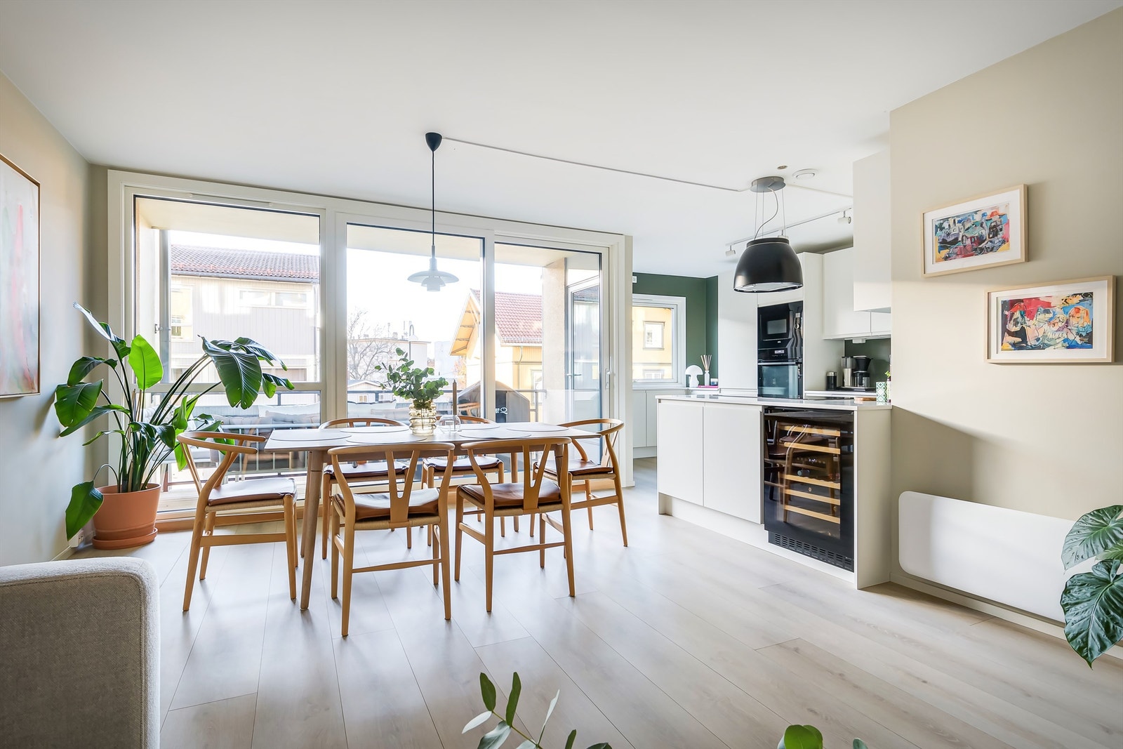 De store vindusflatene gir godt naturlig lys i boligen Galleribilde