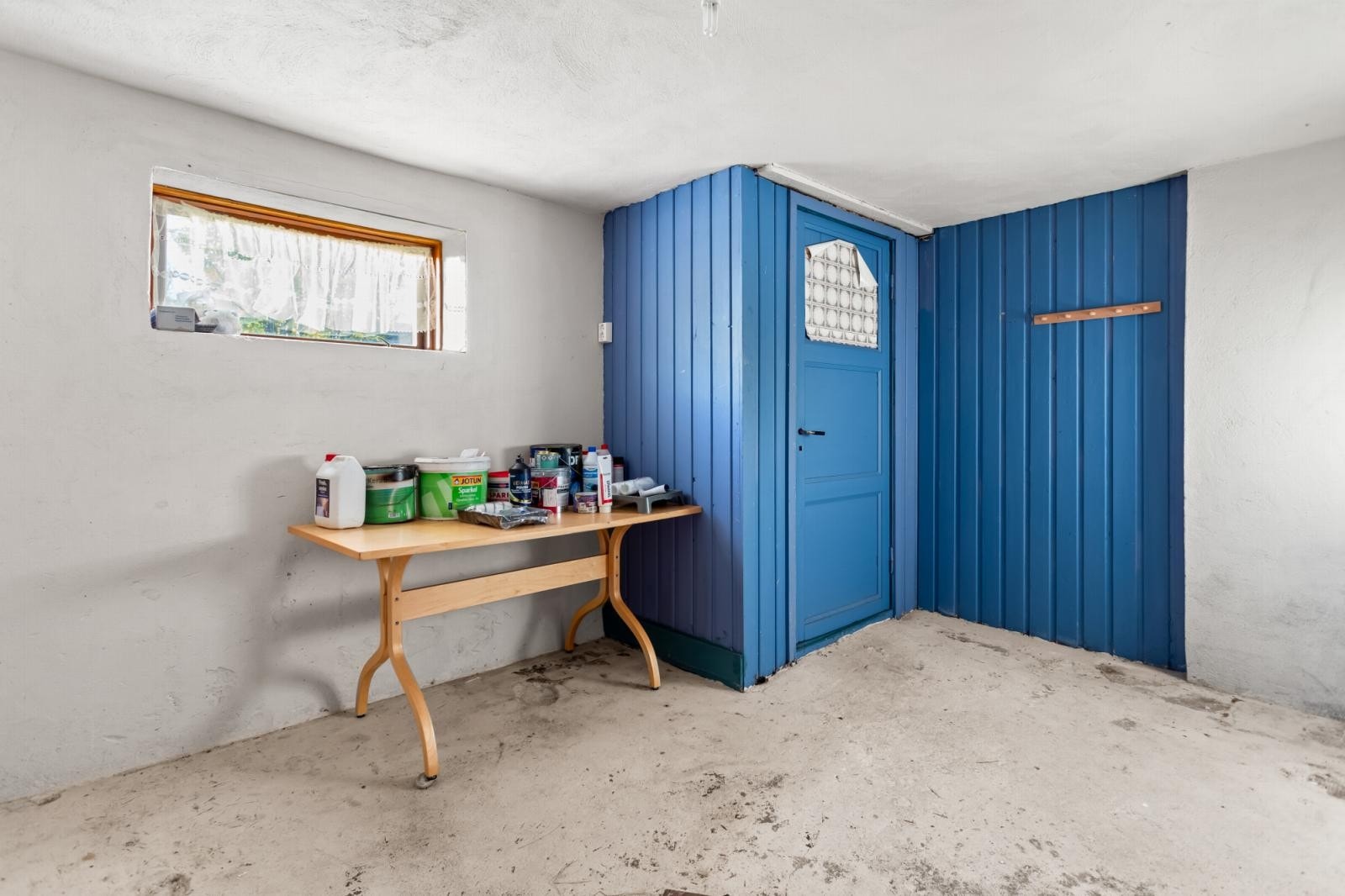 Kjellerrom med inngang fra hagen Galleribilde