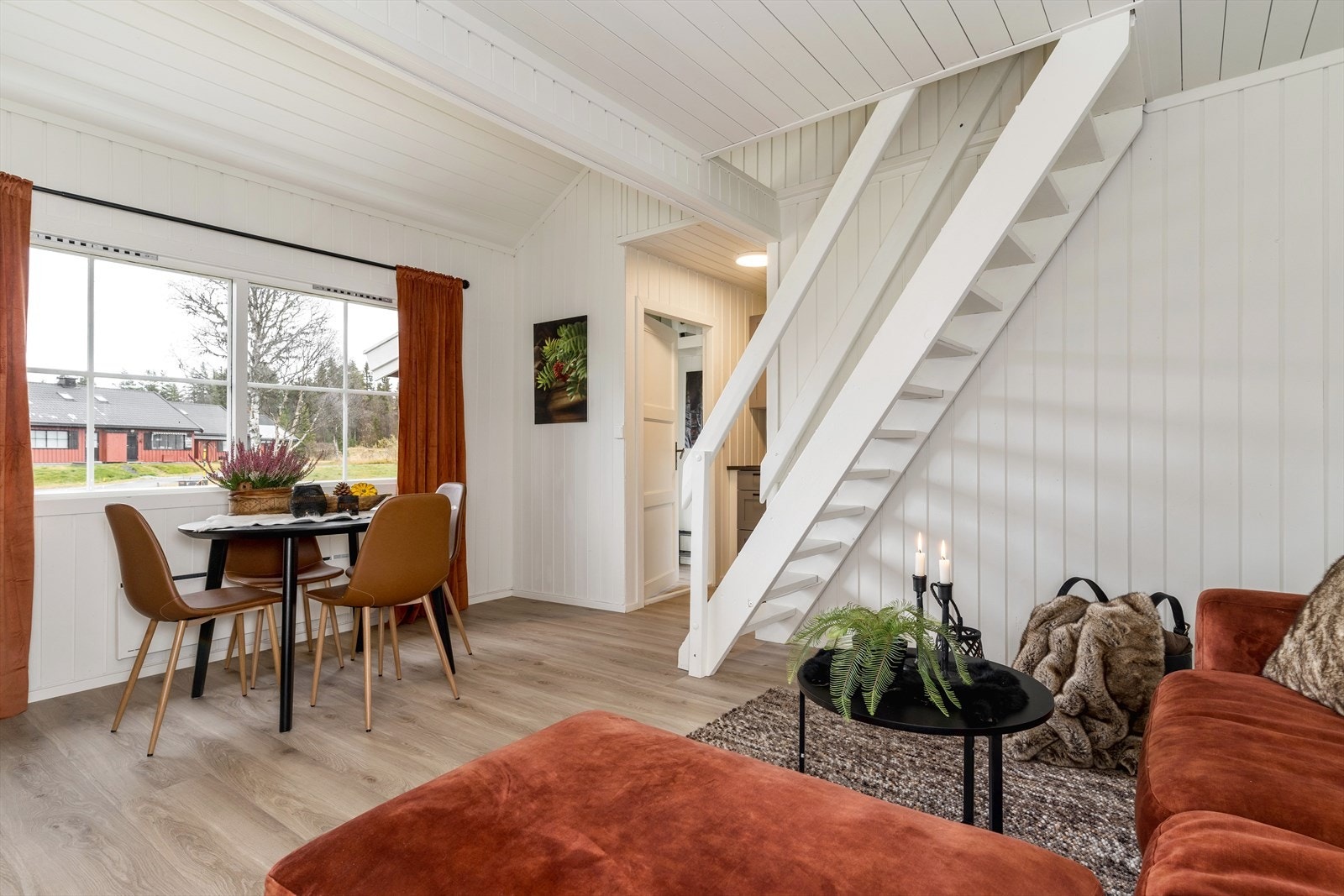 Koselig og romslig stue med god plass til møblement. Galleribilde