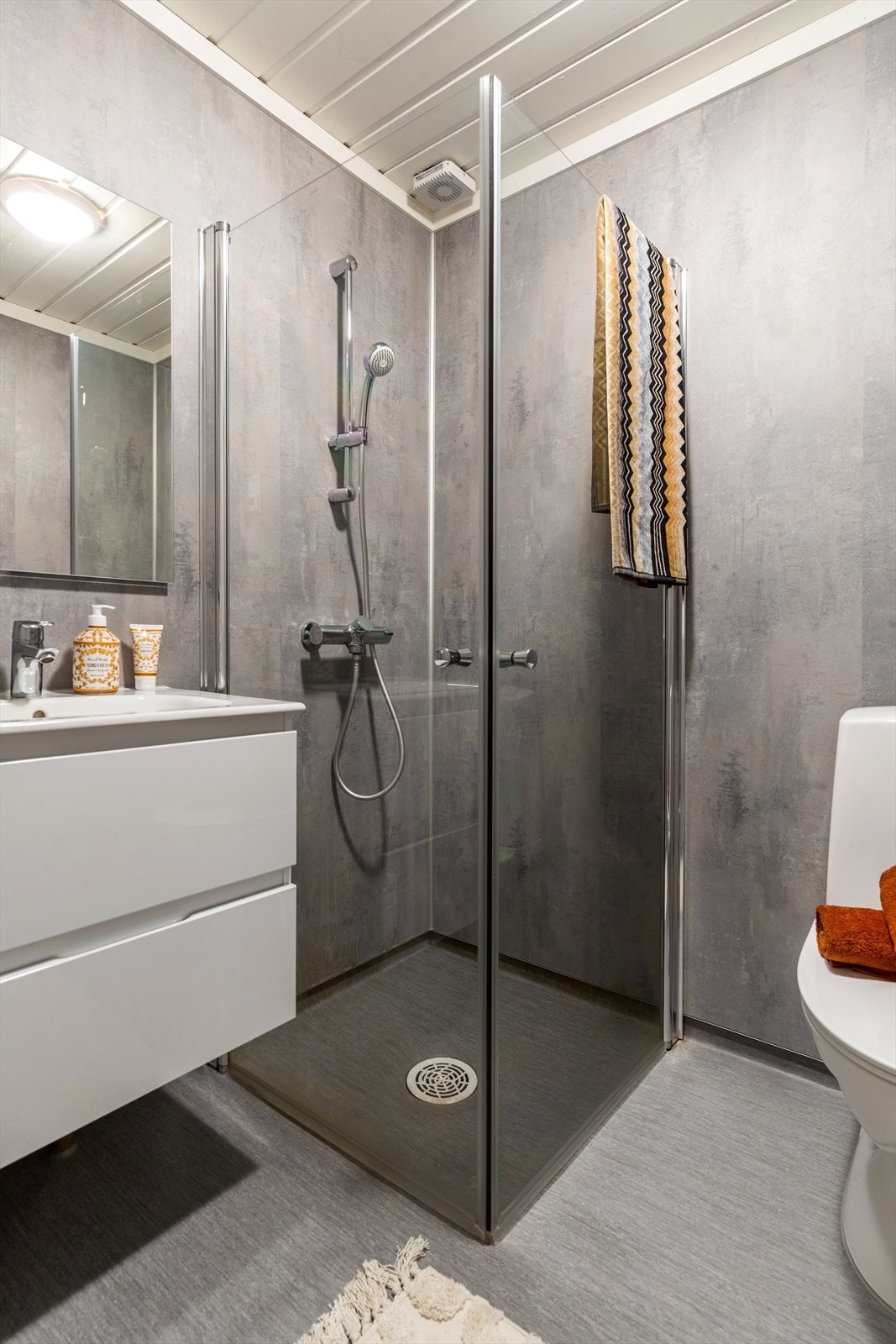 Bildet er fra en annen leilighet. Dette badet har flislagt gulv. Galleribilde