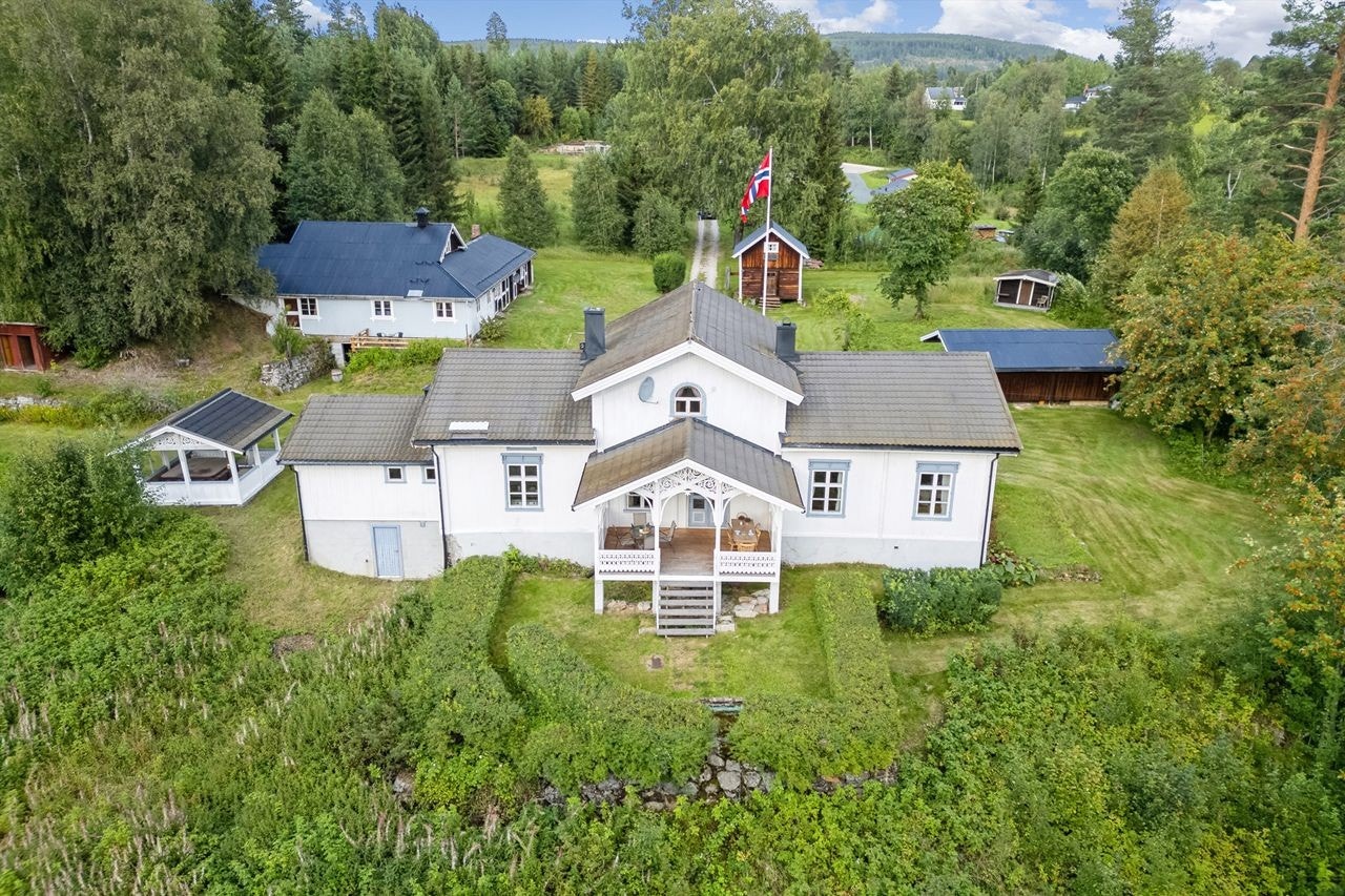 Eiendommen består av enebolig (sefrak-registrert), driftsbygning, stabbur, laftet koie, garasje og lysthus. Galleribilde