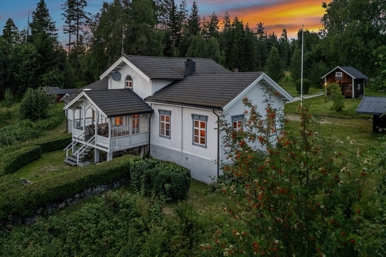 Sjarmerende enebolig med idyllisk beliggenhet i naturskjønne omgivelser. Perfekt familiehjem. Galleribilde