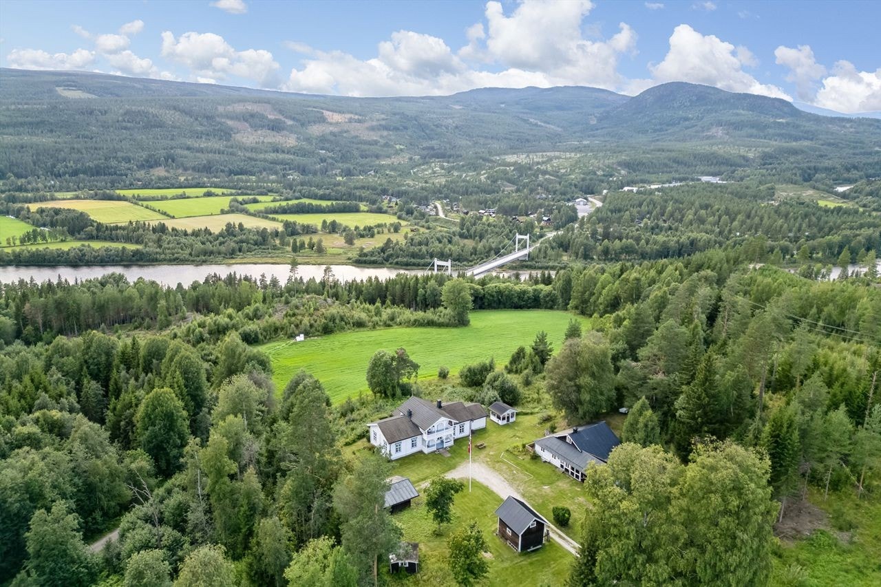 Eiendommen ligger innerst i veien, i et området med spredt boligbebyggelse. Galleribilde