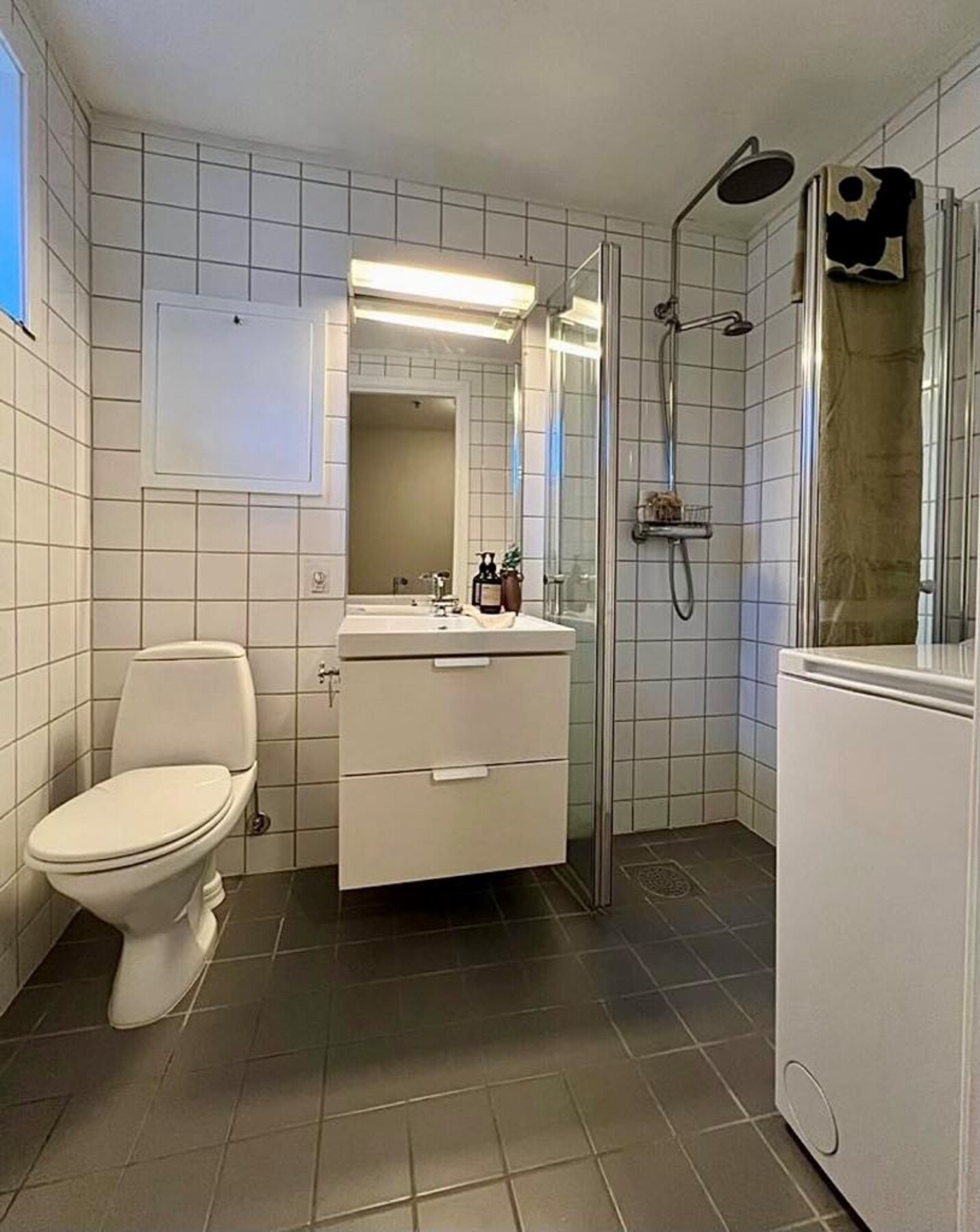Baderom med ny dusjløsning og baderomsinnredning fra 2020. Rommet er ca 3m2. Galleribilde