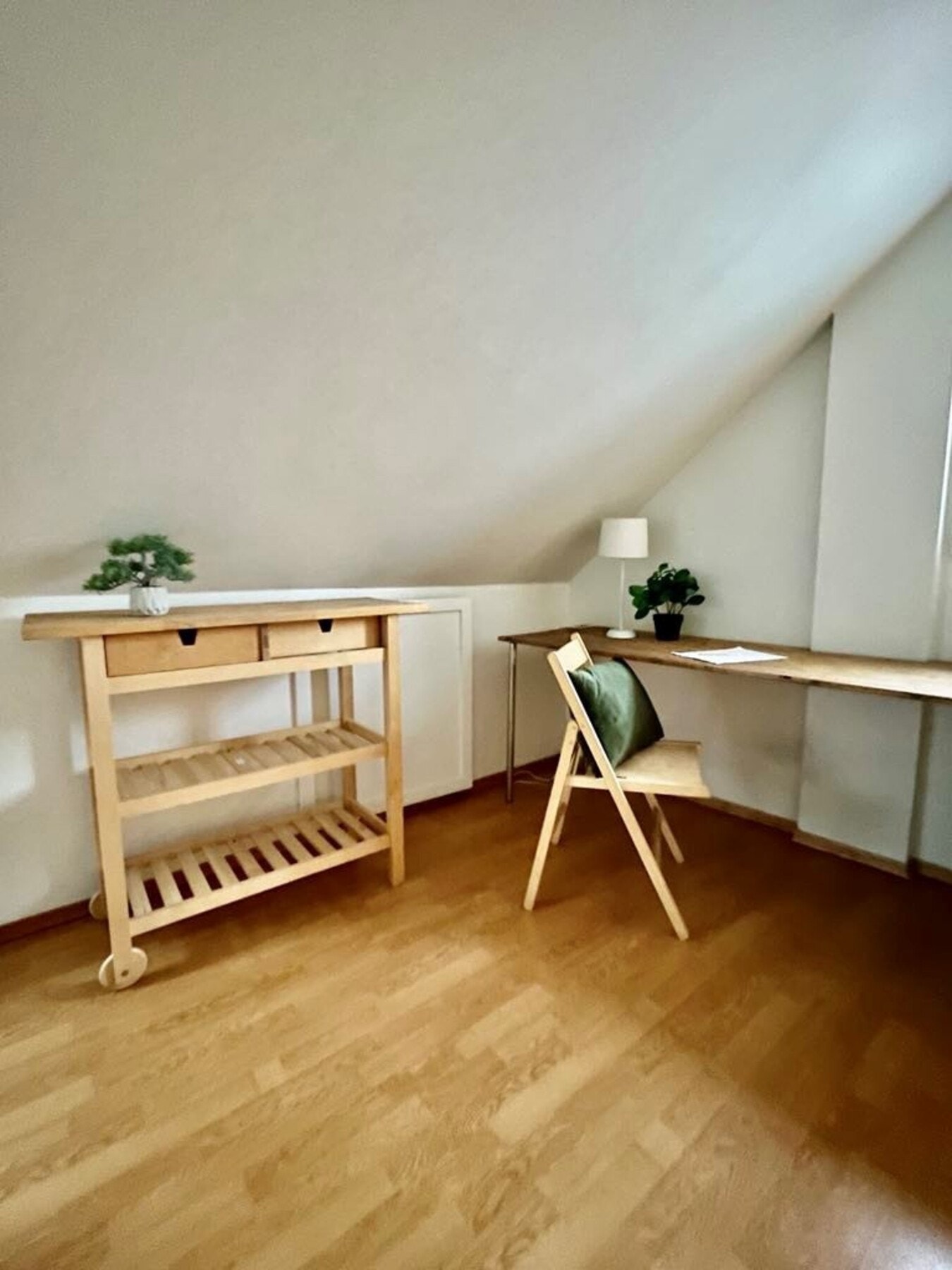 Plass til kontorplass på loftet med vindu som har utsikt rett mot Gamle Bybro. Galleribilde