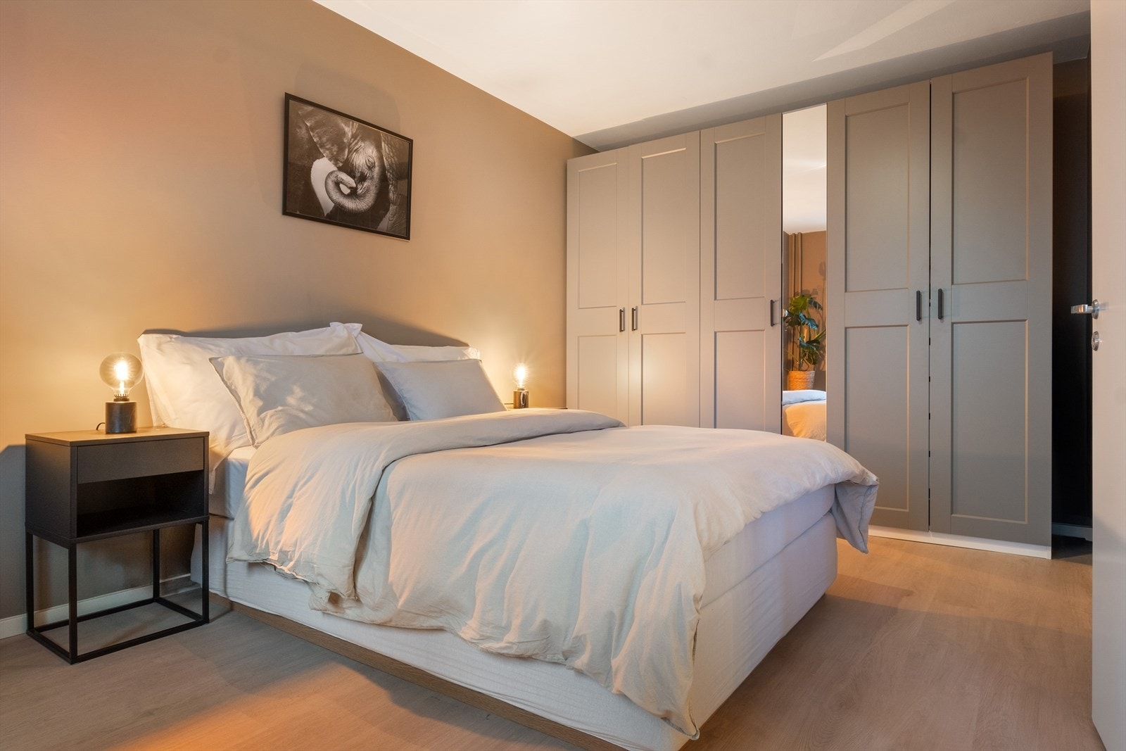 Stort og tiltalende soverom med god plass til dobbeltseng, garderobe og kontorhjørne. Galleribilde