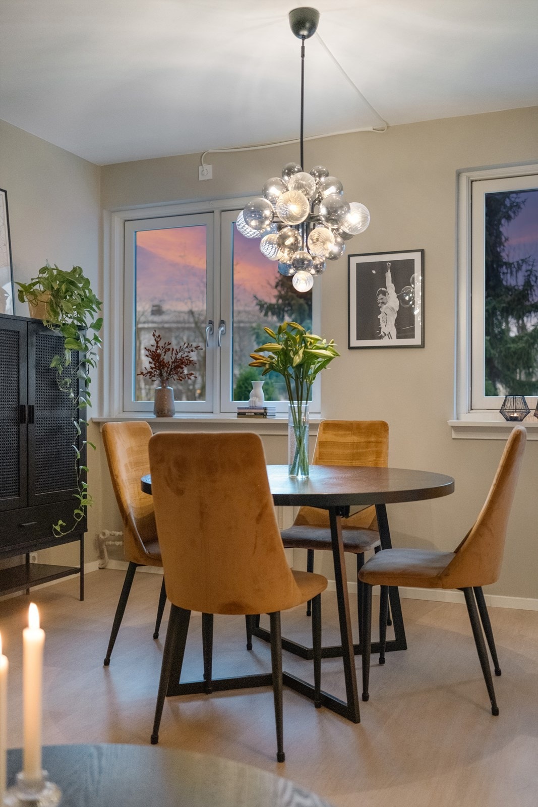 Boligen har blitt jevnlig vedlikeholdt og moderne standard med tidsriktige farge- og materialvalg er gjennomgående i hele leiligheten, noe som gir et veldig godt helhetsinntrykk. Galleribilde