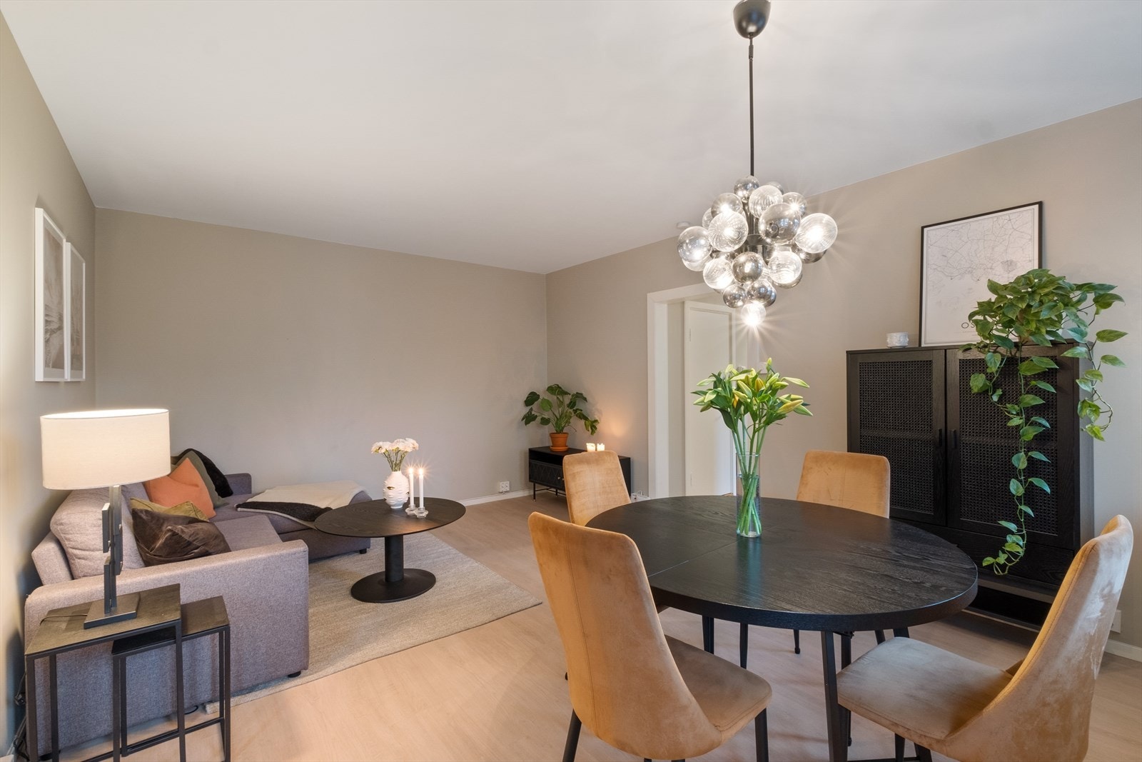 Her er det god plass til sofagruppe med tv krok og spisestue. Galleribilde