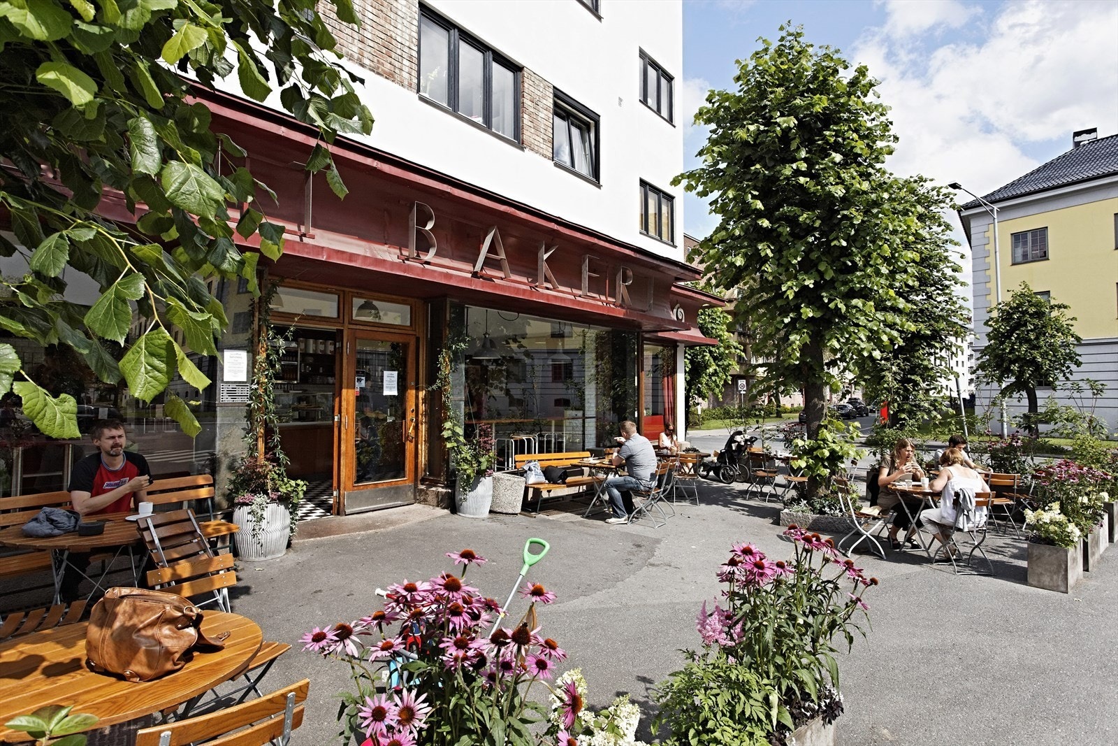 I nærområdet finnes også Åpent bakeri som byr på ferske bakervarer, brunch fra kjøkkenet, sandwicher og kaffe. Fra kl. 16.00 blir dette bakeriet omgjort til en pizzarestaurant under navnet Lofthus Samvirkelag. Galleribilde