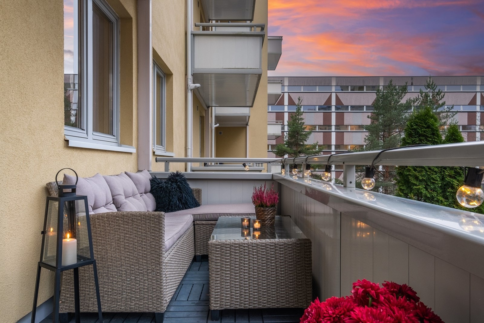 Balkongen blir som en forlengelse av stuen på varme dager og har godt med plass til utemøblement, grill, blomster etc. Galleribilde