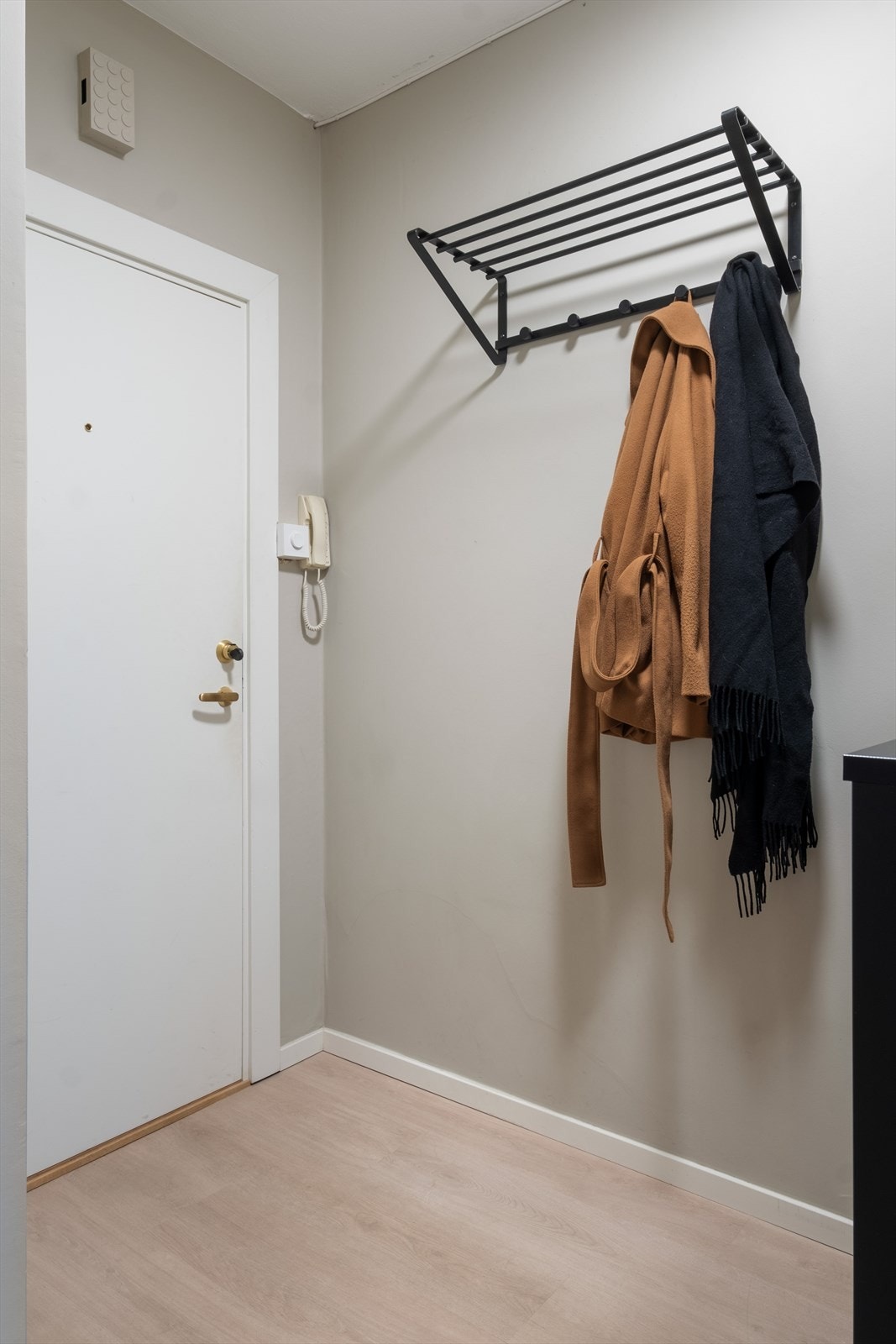 Fra bakkeplan tar man seg enkelt opp via heis til byggets 2. etasje og denne innbydende leiligheten med flere gjennomtenkte og praktiske løsninger. Velkommen inn! Galleribilde