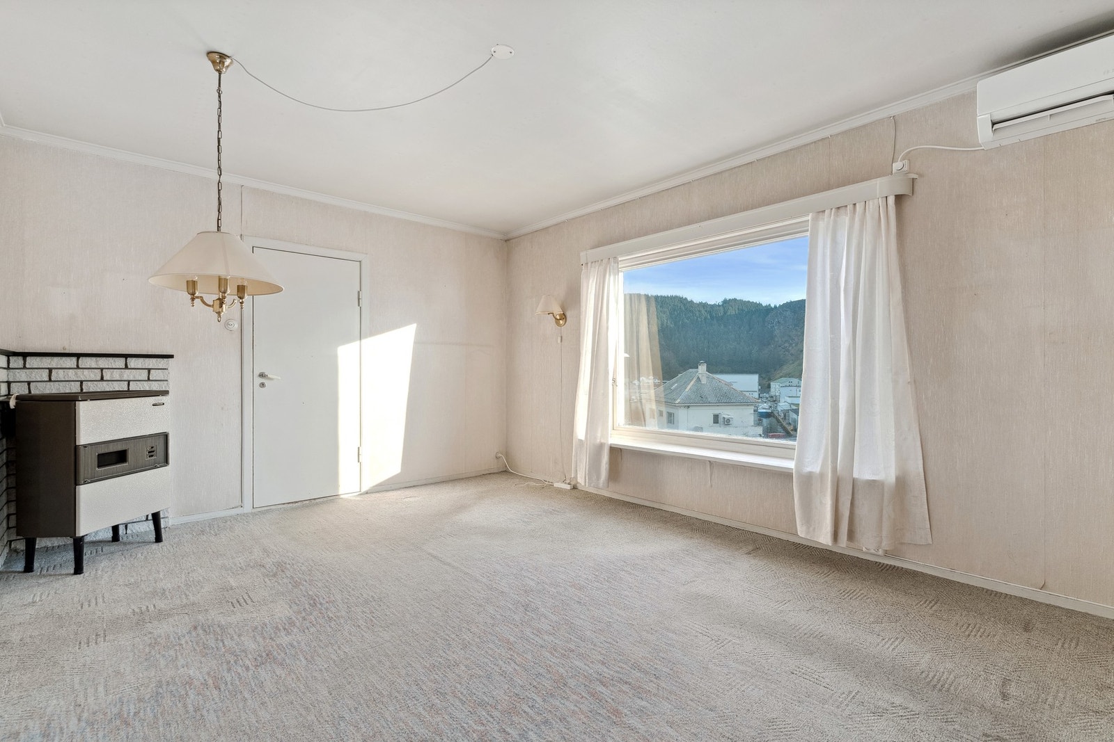 Det er vedovn og varmepumpe på stue. Galleribilde