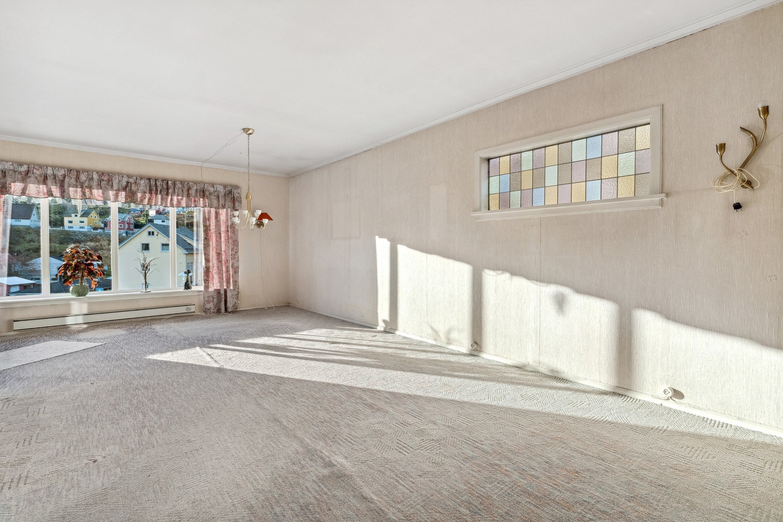 Stuen byr på store vindusflater. Galleribilde