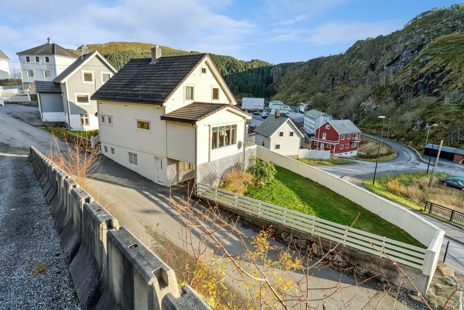 Enebolig like ovenfor Fosnavåg sentrum. Integrert carport. Galleribilde