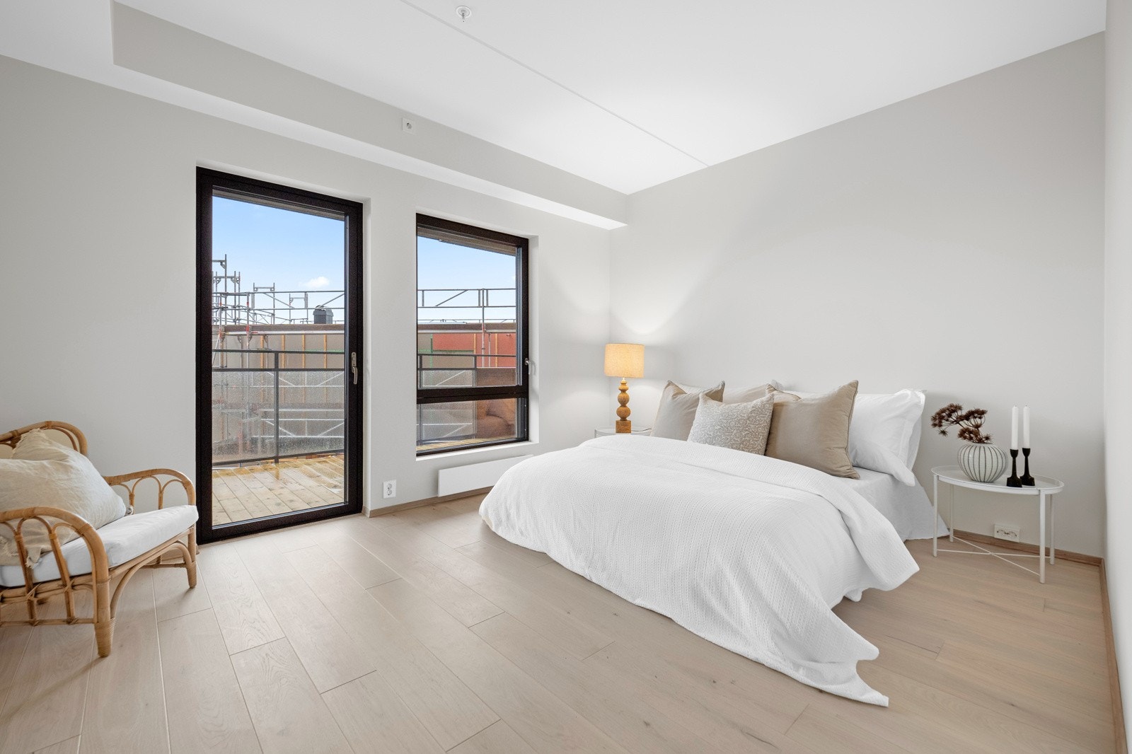 Det er utgang til balkongen fra begge soverommene Galleribilde