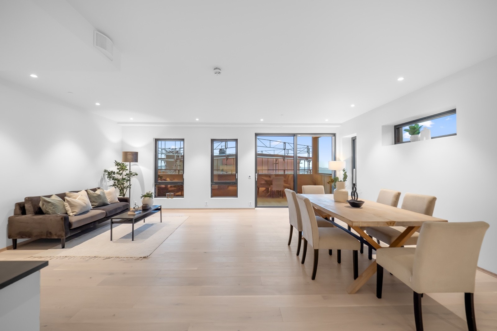 I stuen er det senket himling med downlights Galleribilde