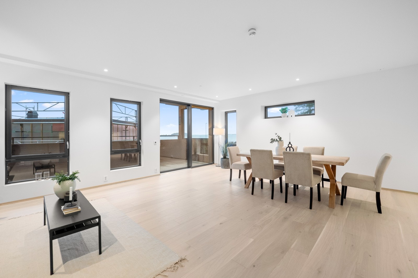 Stor deilig stue med mange vinduer Galleribilde