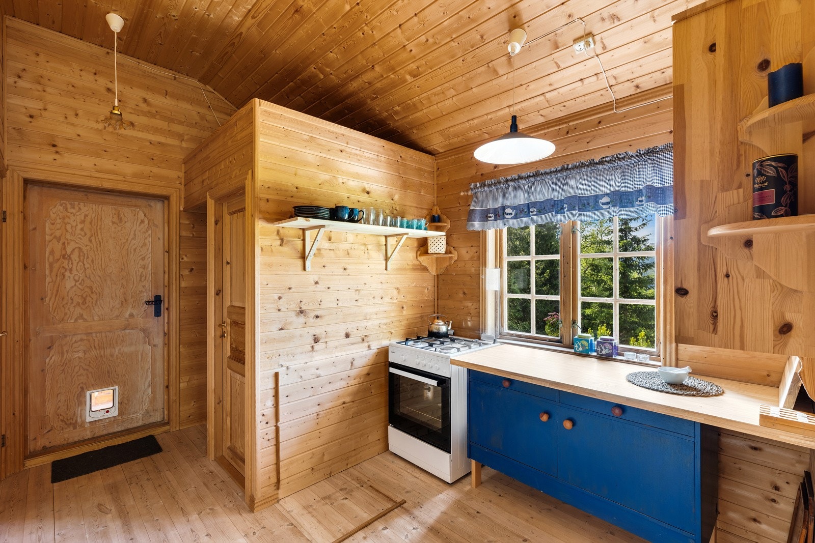 Det er montert noen stikkontakter inne i fritidsboligen som er drevet av aggregat på utsiden. Pr i dag er aggregatet defekt. Det er mulig å sette opp aggregat, som vil kunne tilføre strøm til hytta. Galleribilde