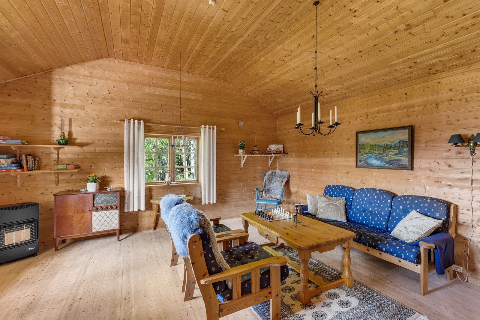 Får masse naturlig lysinnslipp fra flere store vindusflater. Galleribilde