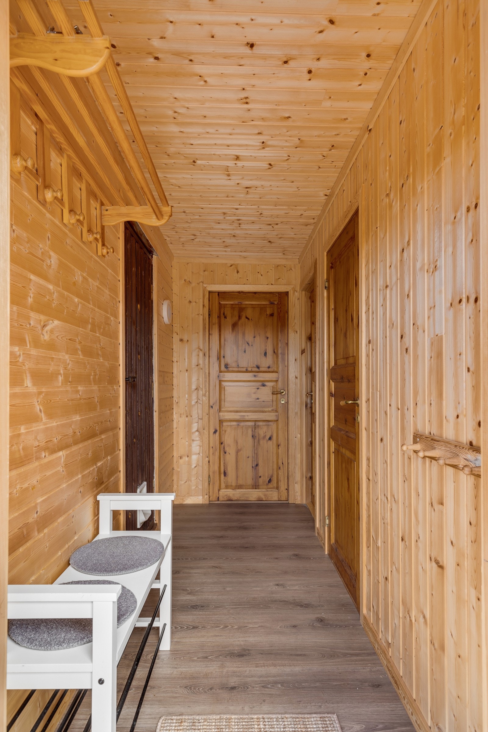 Entre som skilles fra stue/kjøkken og de to soverommene med dør, oppholdsrom vil dermed kunne holde bedre på varmen. Galleribilde