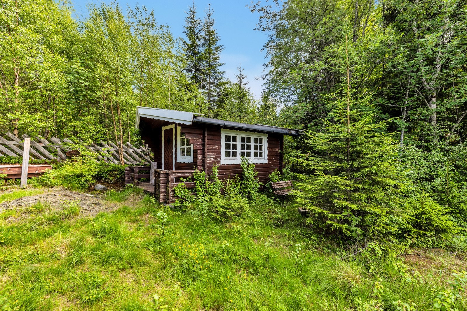 Fritidsboligen disponerer et anneks på 9kvm like ved, oppført i 1991. Galleribilde