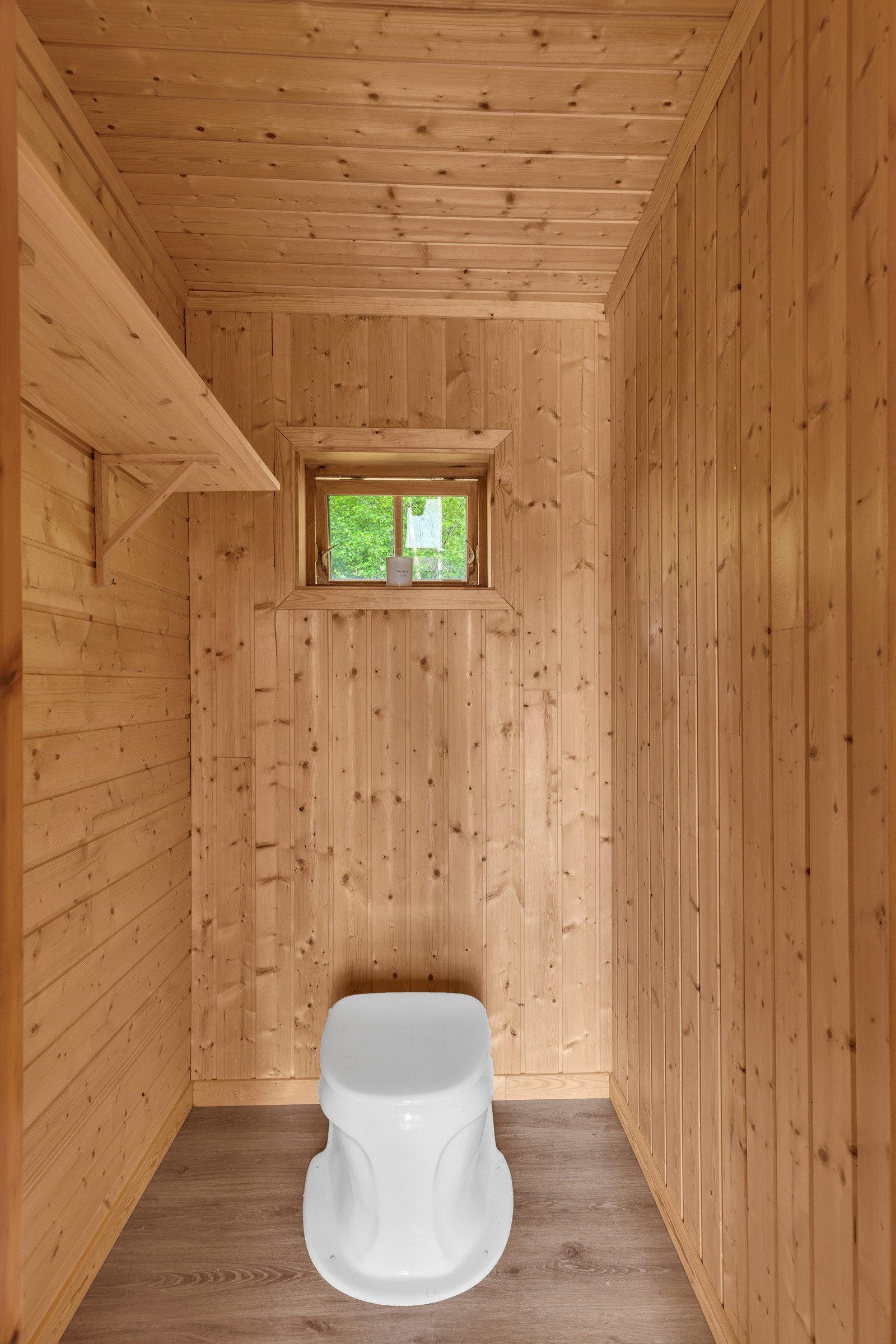 Gulvstående toalett (snurredass). Galleribilde