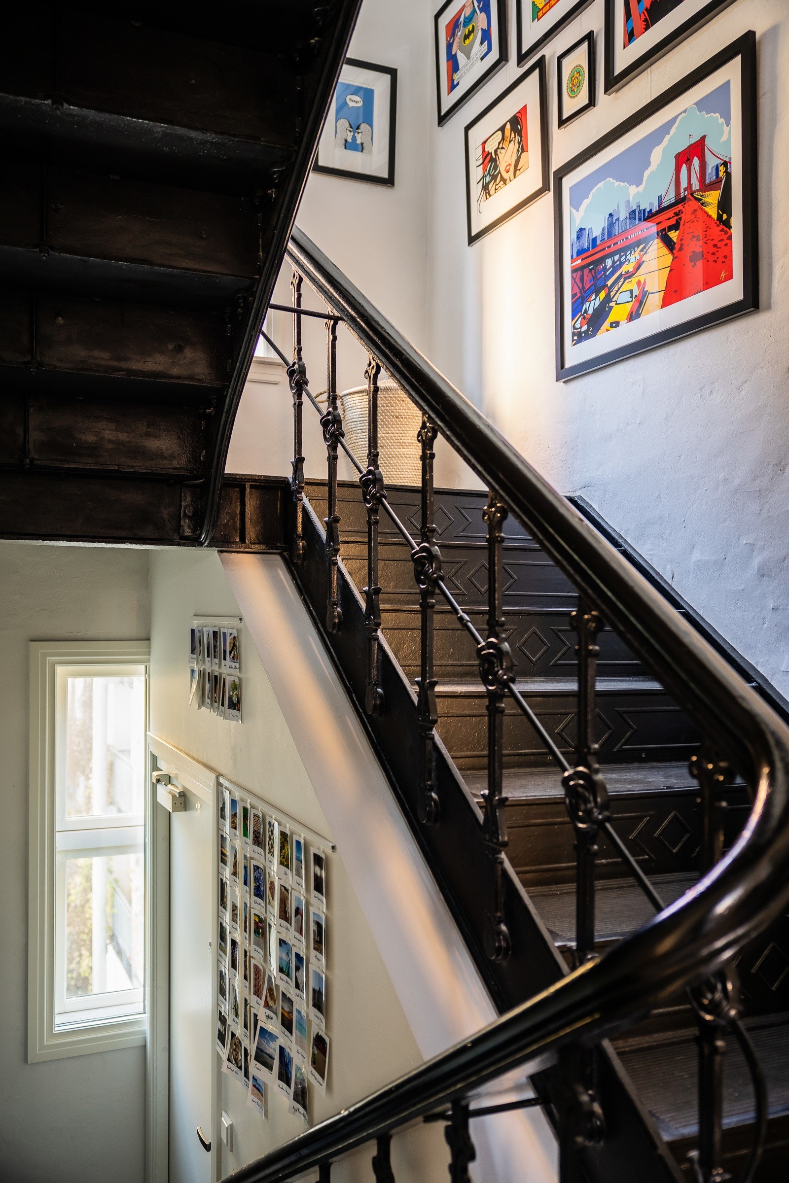 Boligen utstyrt med et avansert lyssystem fra Futurehome, som gir mulighet til å slå av og på lysene i hele boligen via app. Galleribilde