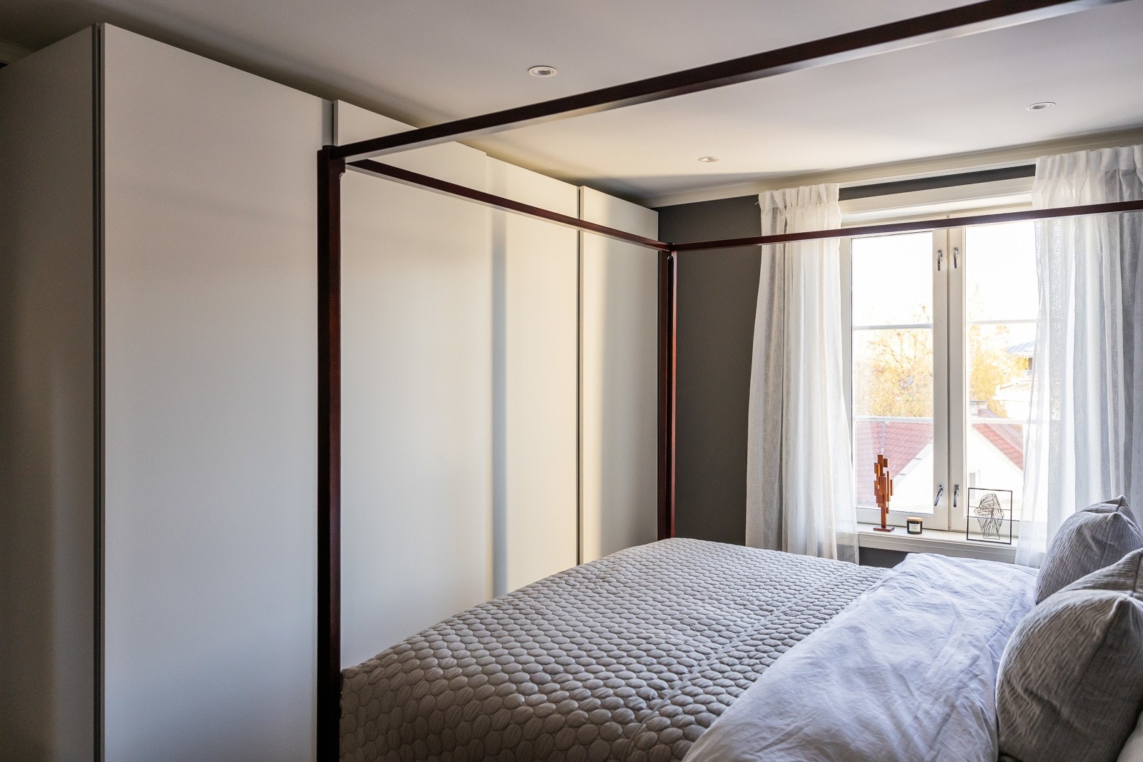 Gjennomgående enstavsparkett og slette malte vegger kombinert med tegnstein. Ekstra lydisolering i gulvet. Galleribilde