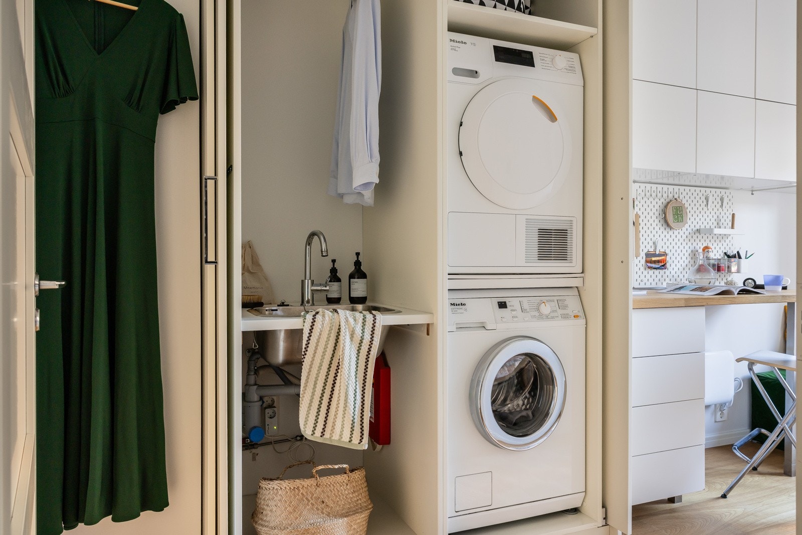Spesiallaget skapløsning med plass til vaskemaskin og tørketrommel, komplett med egen vask. Galleribilde