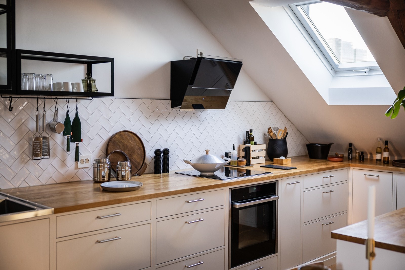 Hyllesystemer er designet med tanke på maksimal funksjonalitet, som spesialtilpassede hyller til kaffemaskin eller barskap og en integrert bokhylle for kokebøker. Galleribilde