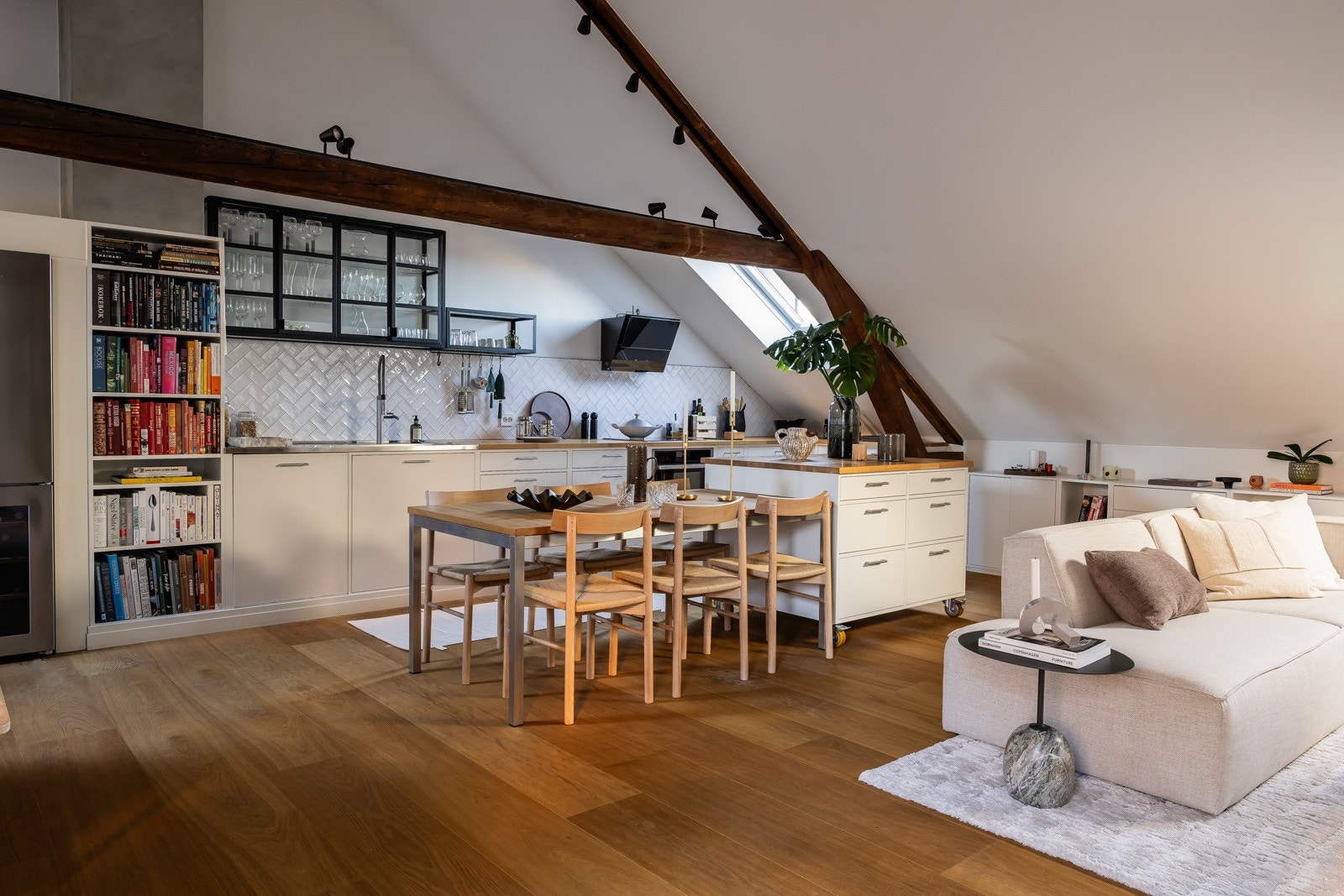 Kjøkkeninnredning spesialbygget av Solfjeld Kjøkken i heltre. Galleribilde