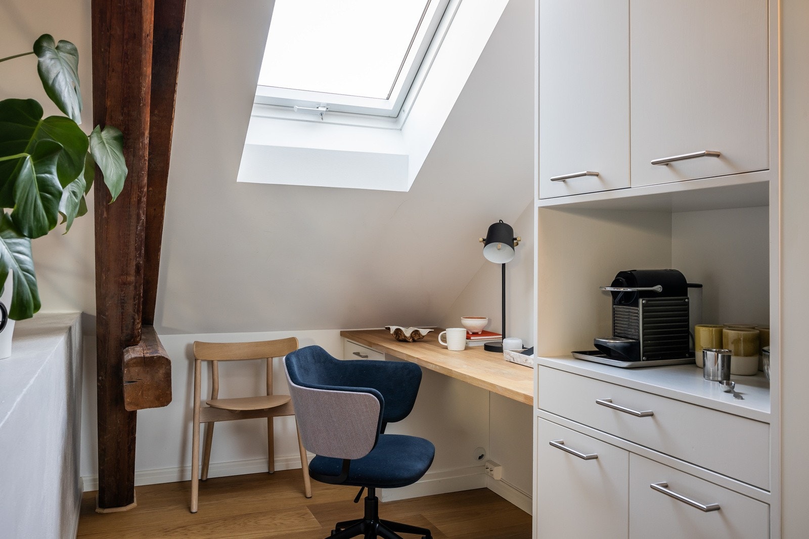 I forlengelse av kjøkkeninnredning har nåværende eier etablert kontorløsning, Galleribilde
