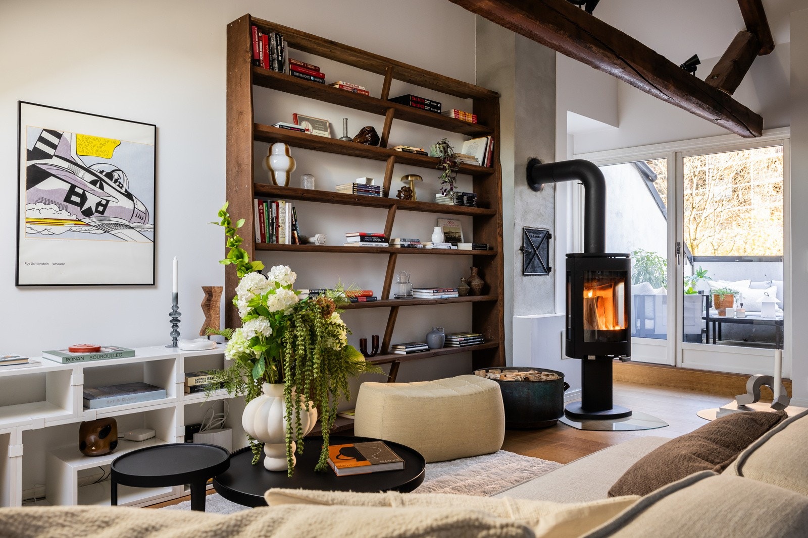 Boligens sosiale sone er denne toppetasjen med åpen kjøkken- og stueløsning, peis og privat takterrasse. Galleribilde