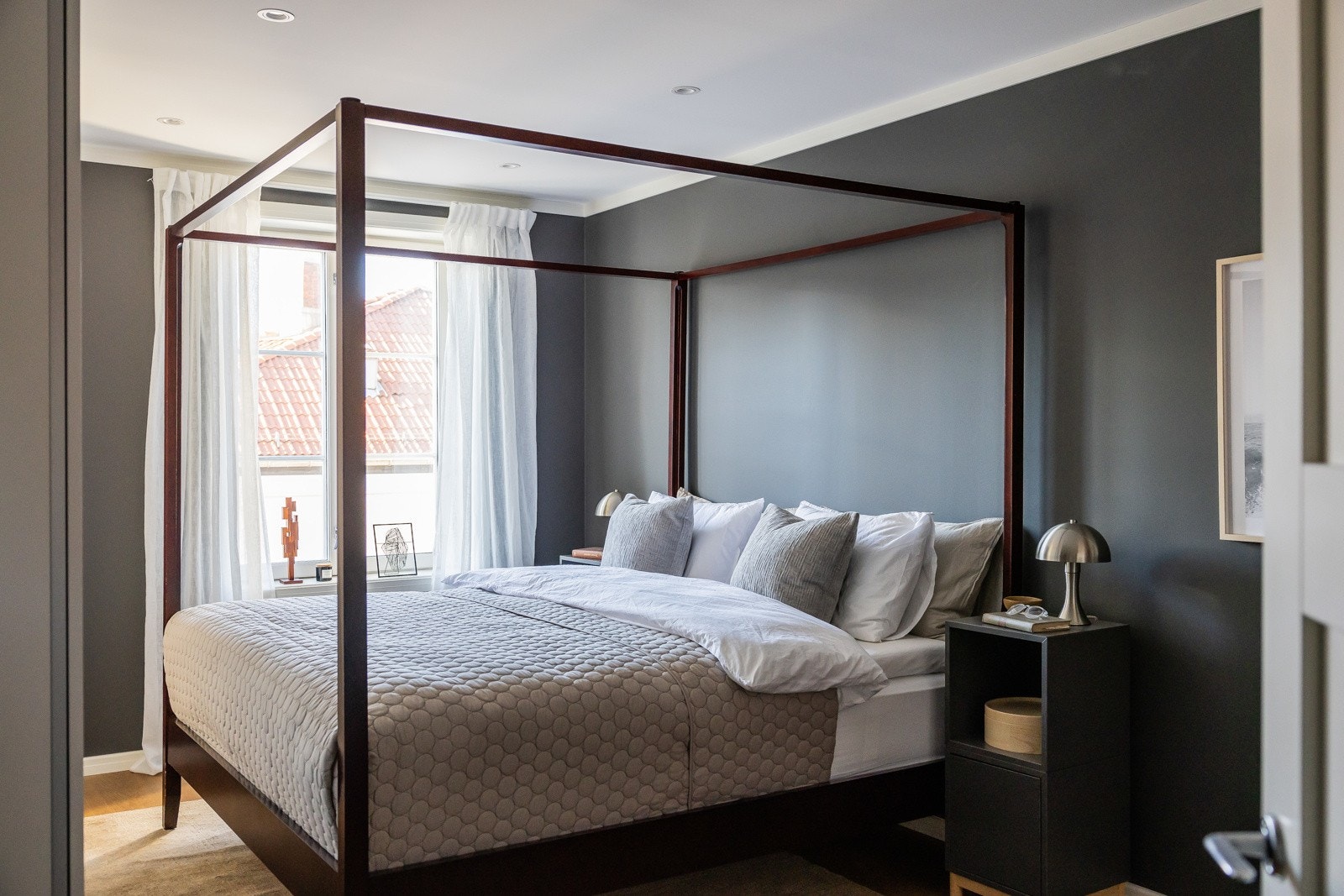 Hovedsoverom har god størrelse med mulighet for dobbeltseng og flere lagringsløsninger. Galleribilde