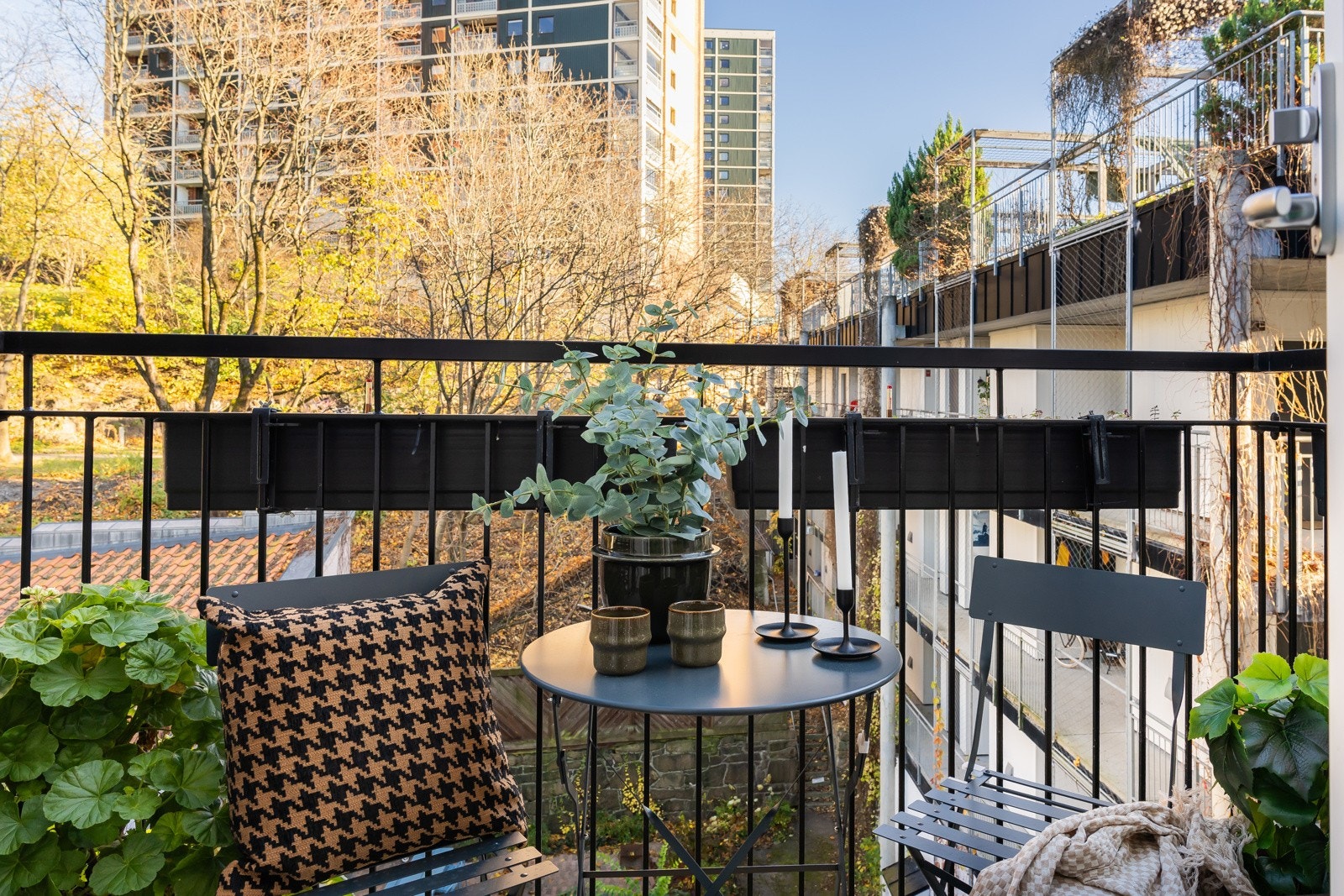 Dobbel balkongdør fra 2018, vendt mot bakgård. Gode vekstvilkår for planter. Nåværende eier har dyrket tomater, chilli, jordbær, markjordbær og ymse urter. Galleribilde