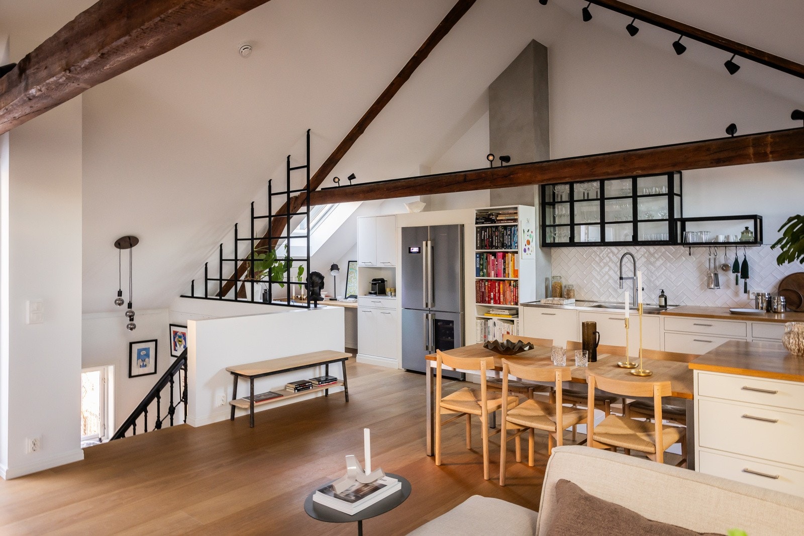 Overskap og skillevegg er håndlaget av en smed, og detaljene matcher trappeoppgangens stil og mål. Grundig kjøleskapet med franske dører, fryser og vinskap er integrert med tilpasset listverk. Galleribilde