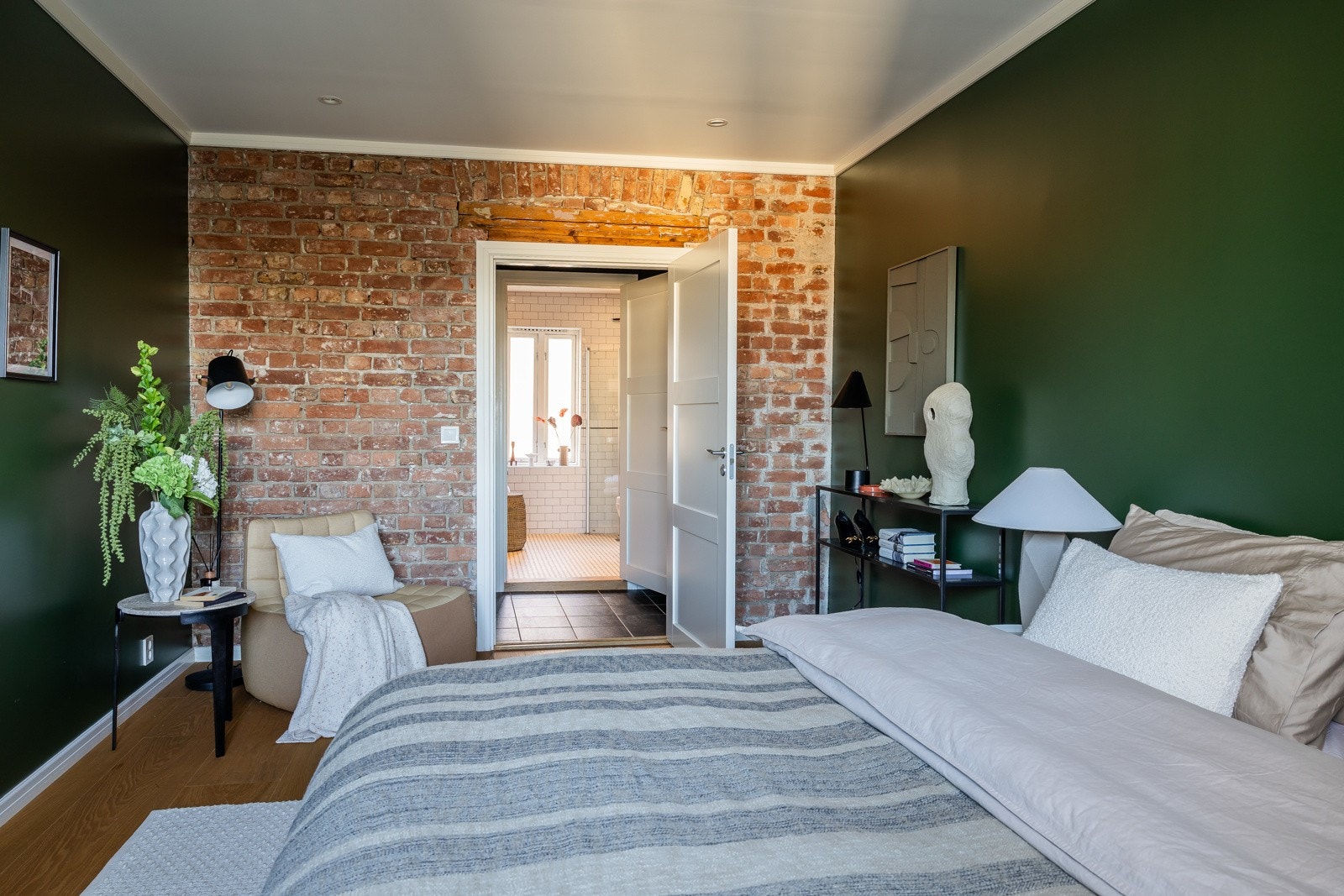 Mellomgang mellom bad og soverom har skap- eller hyllesystem for ekstra oppbevaring. Mulighet for å etablere ytterligere en vaskemaskin. Galleribilde